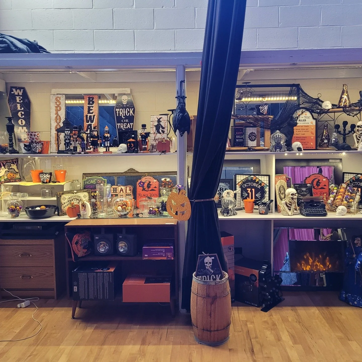 Are you all ready for Hallowe'en? If not, we've got you covered!

#thrift #halloween #westvancouver #treasuretrove