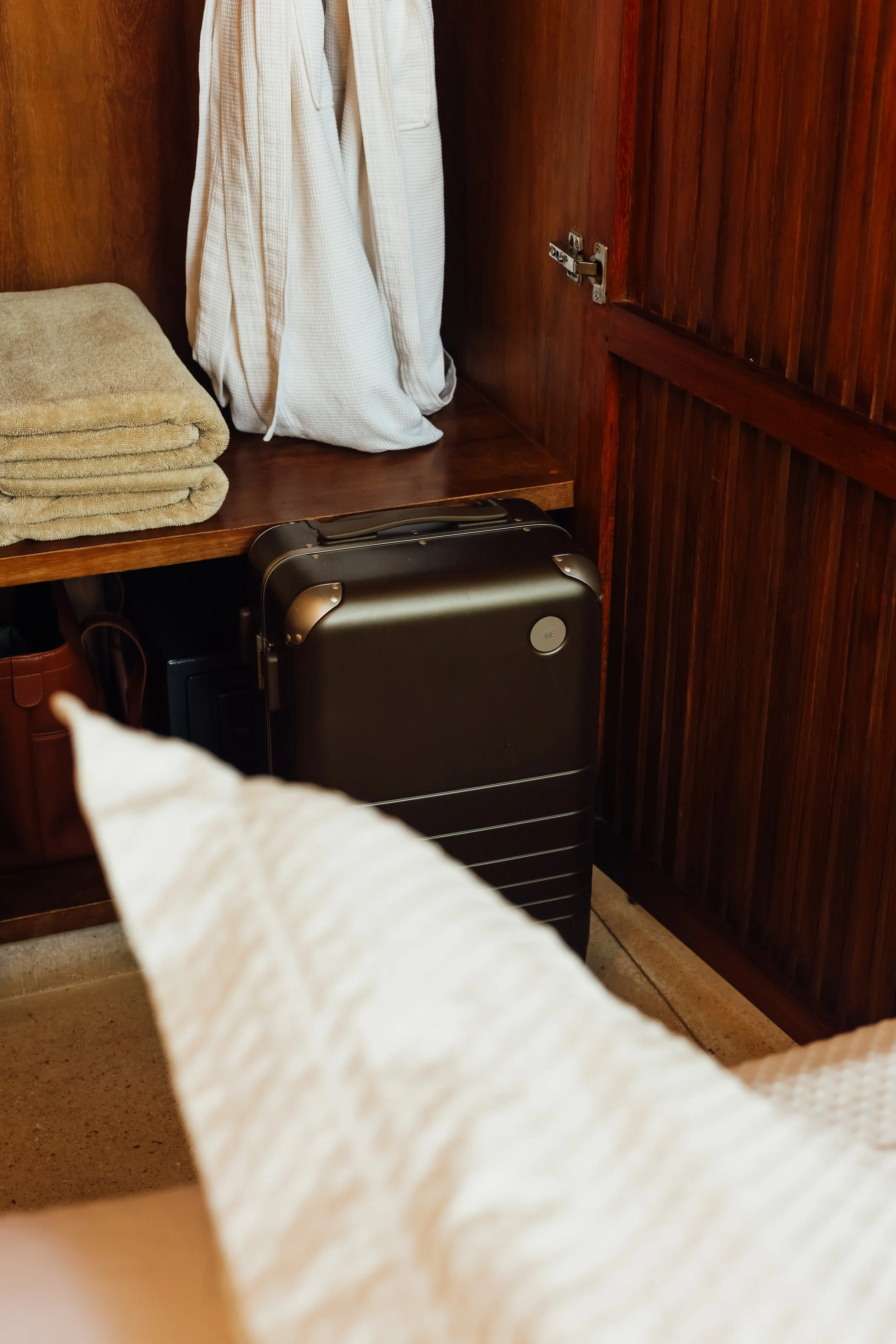 JungleVilla_DeborahKombe_Suitcase.jpg