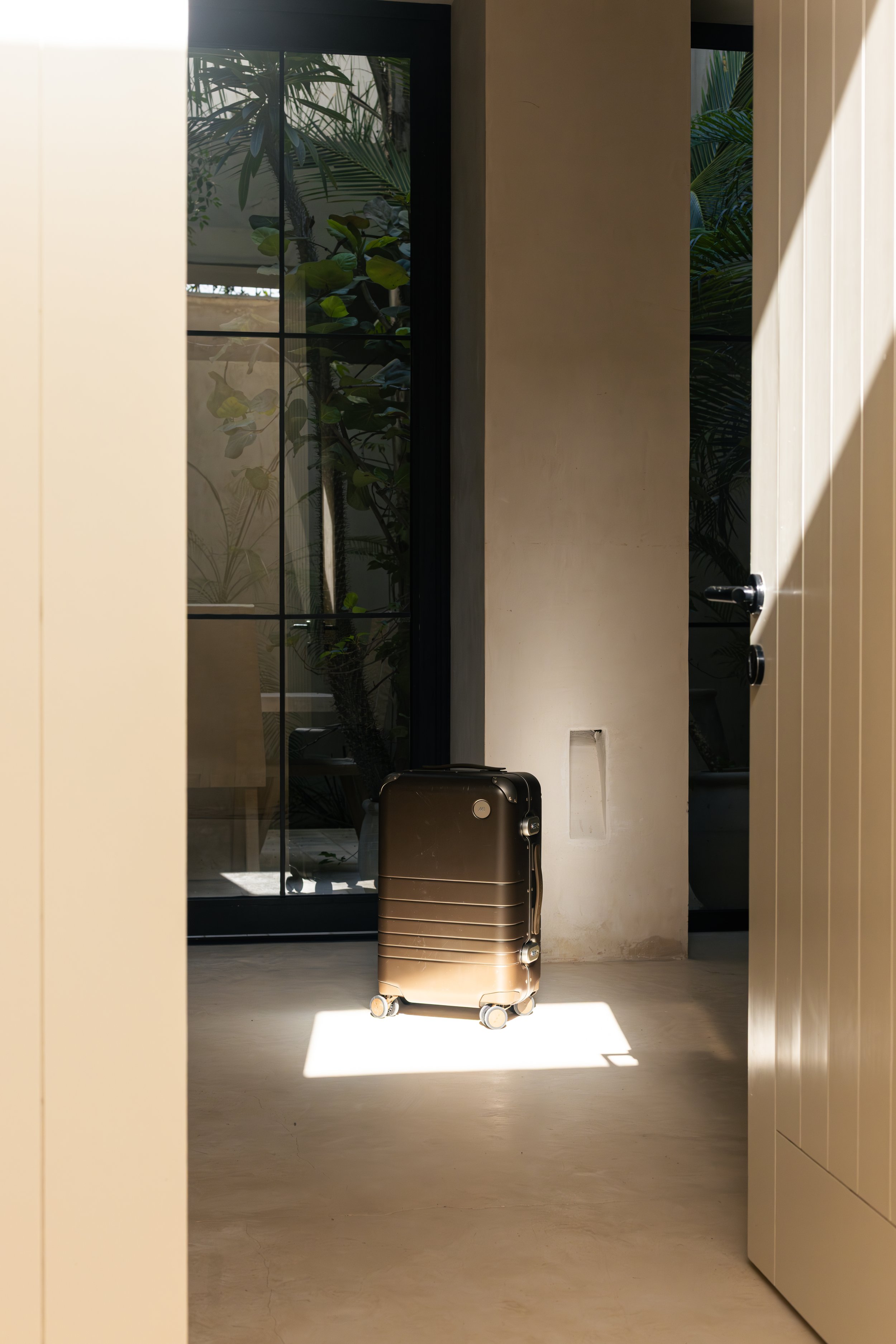 VillaFosca_DeborahKombe_Entrance+Suitcase.jpg