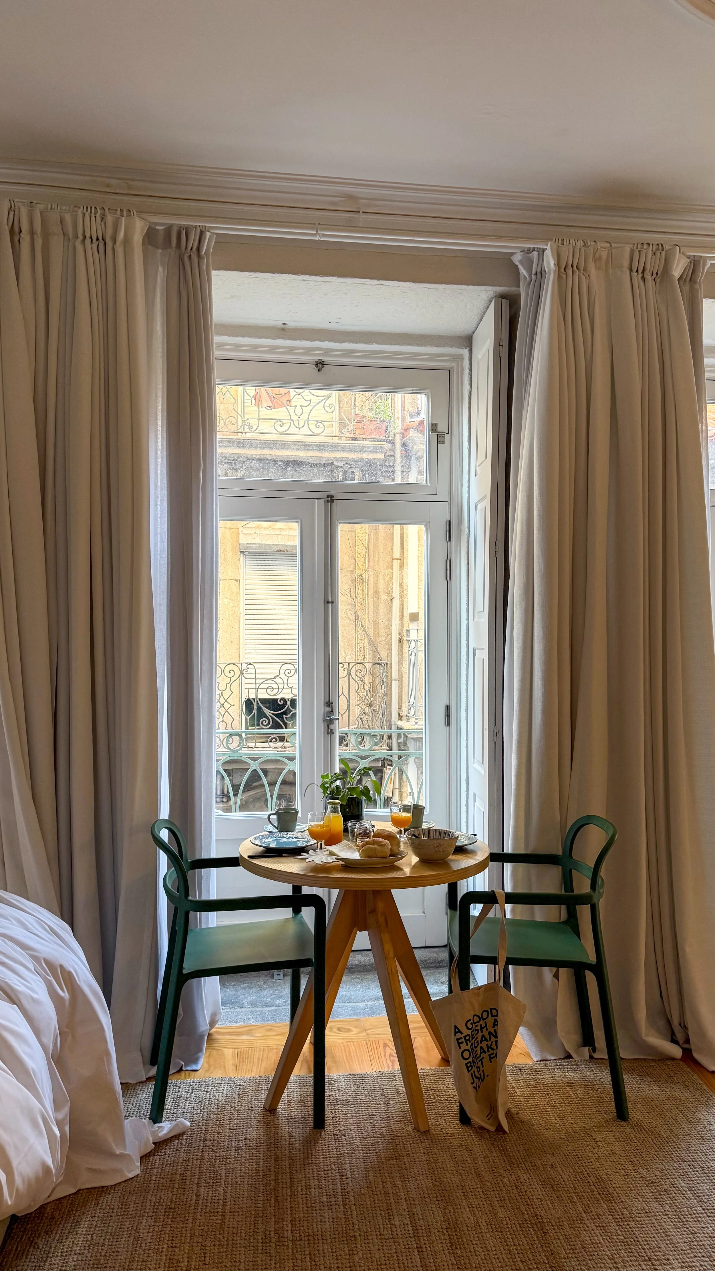 Apart 1_breakfast table.JPG