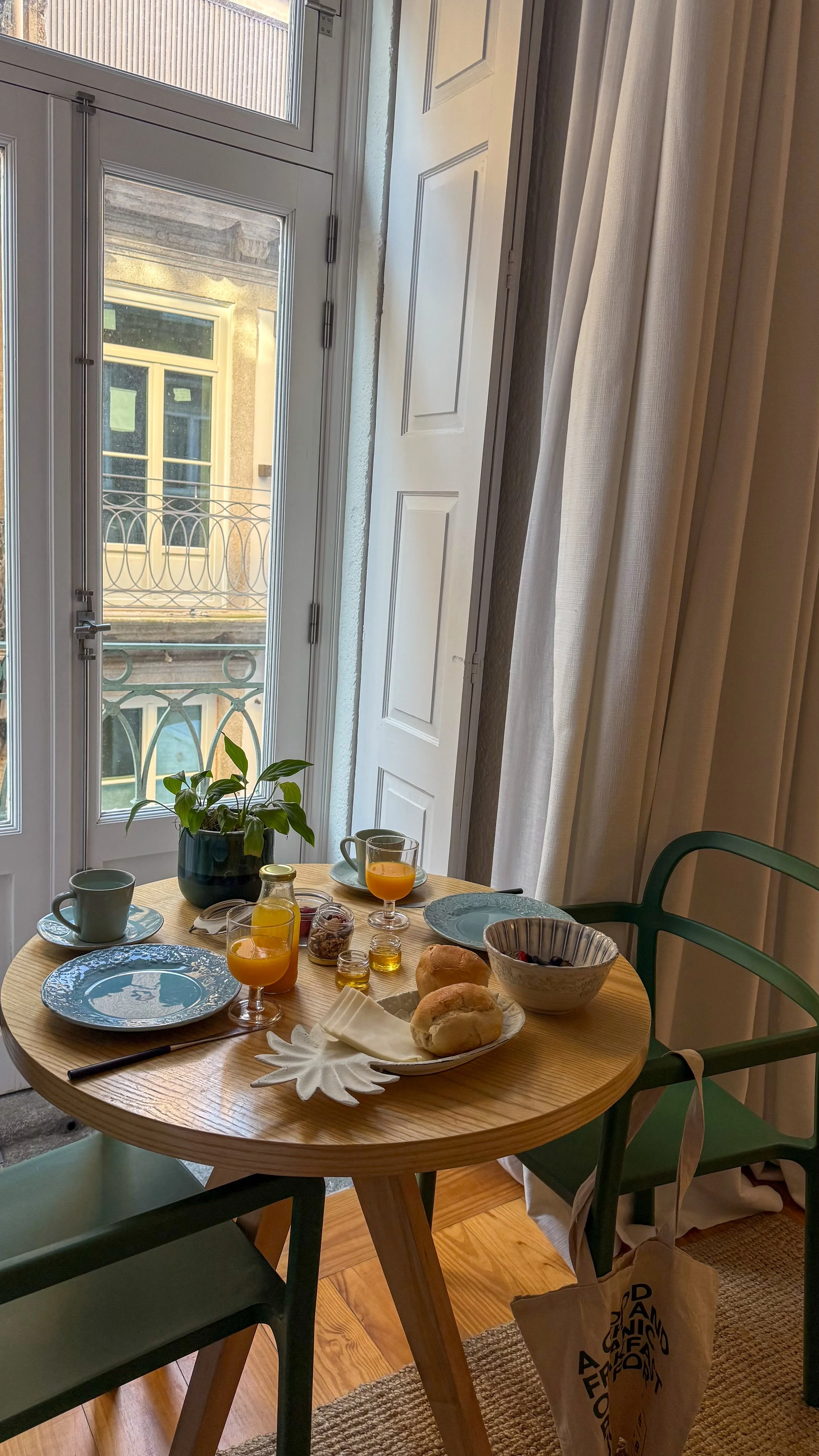 Apart1_breakfast table.JPG
