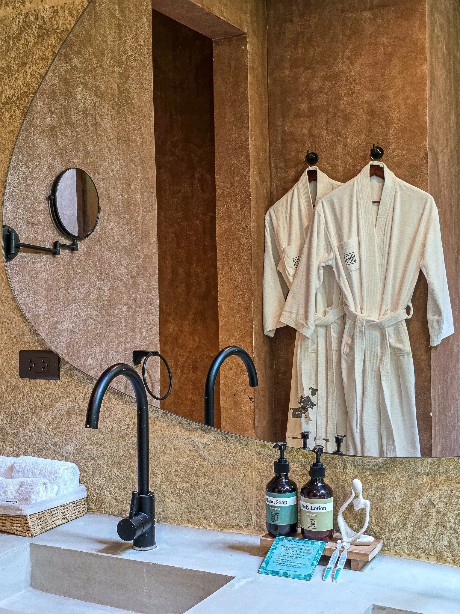 Bathroom 1.jpg
