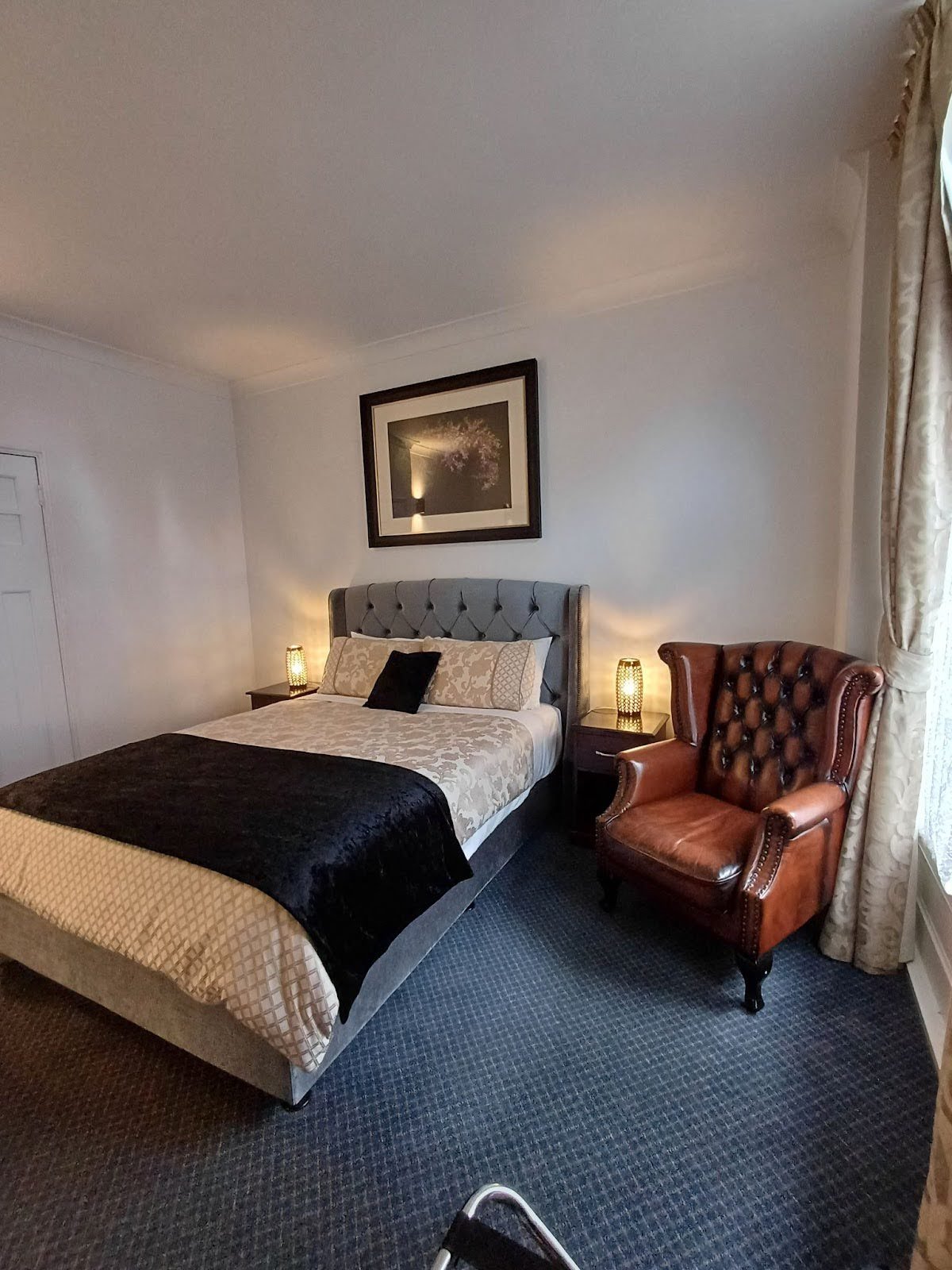 Accommodation in Launceston | ART Hotel on York | Queen Deluxe room with queen bed