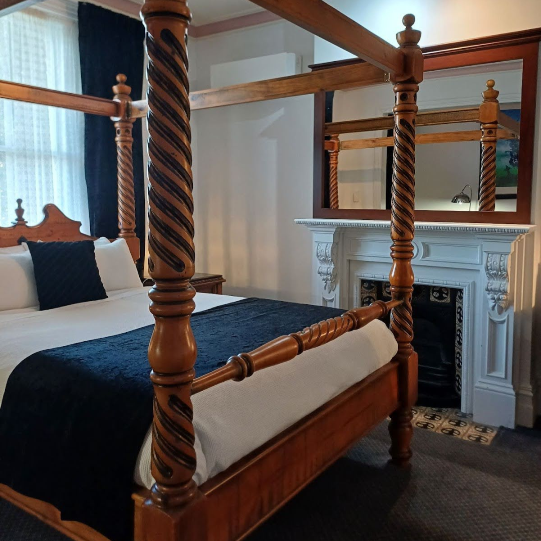 Accommodation in Launceston | ART Hotel on York | Superior Queen Suite with four-poster queen bed
