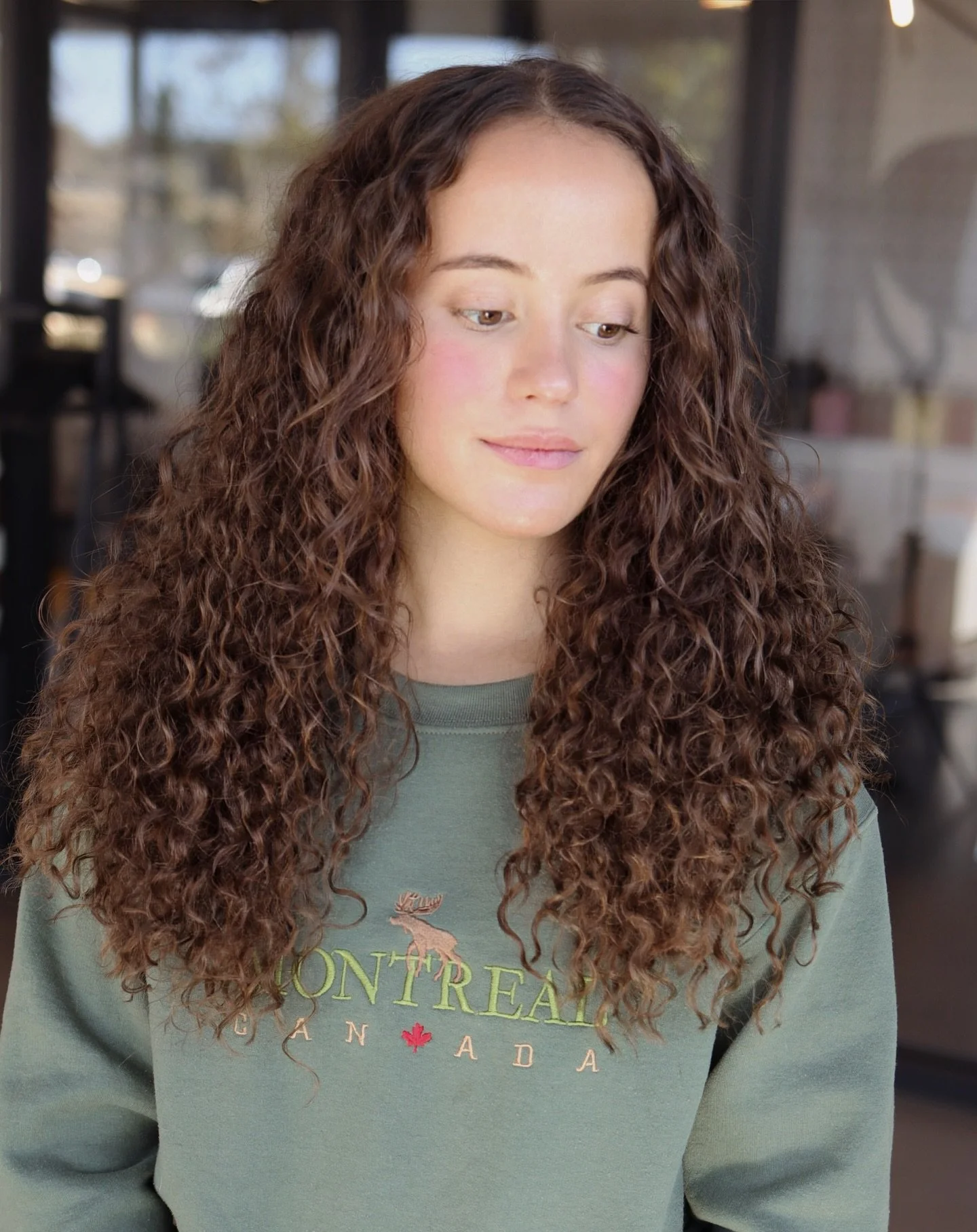 Extensions aren&rsquo;t only for &ldquo;straight&rdquo; hair. Embrace your natural texture with curly extensions. Swipe for the before&gt;&gt; ✨

Whether you want to add volume, length, or both, curly extensions are hand picked by our stylists to mat