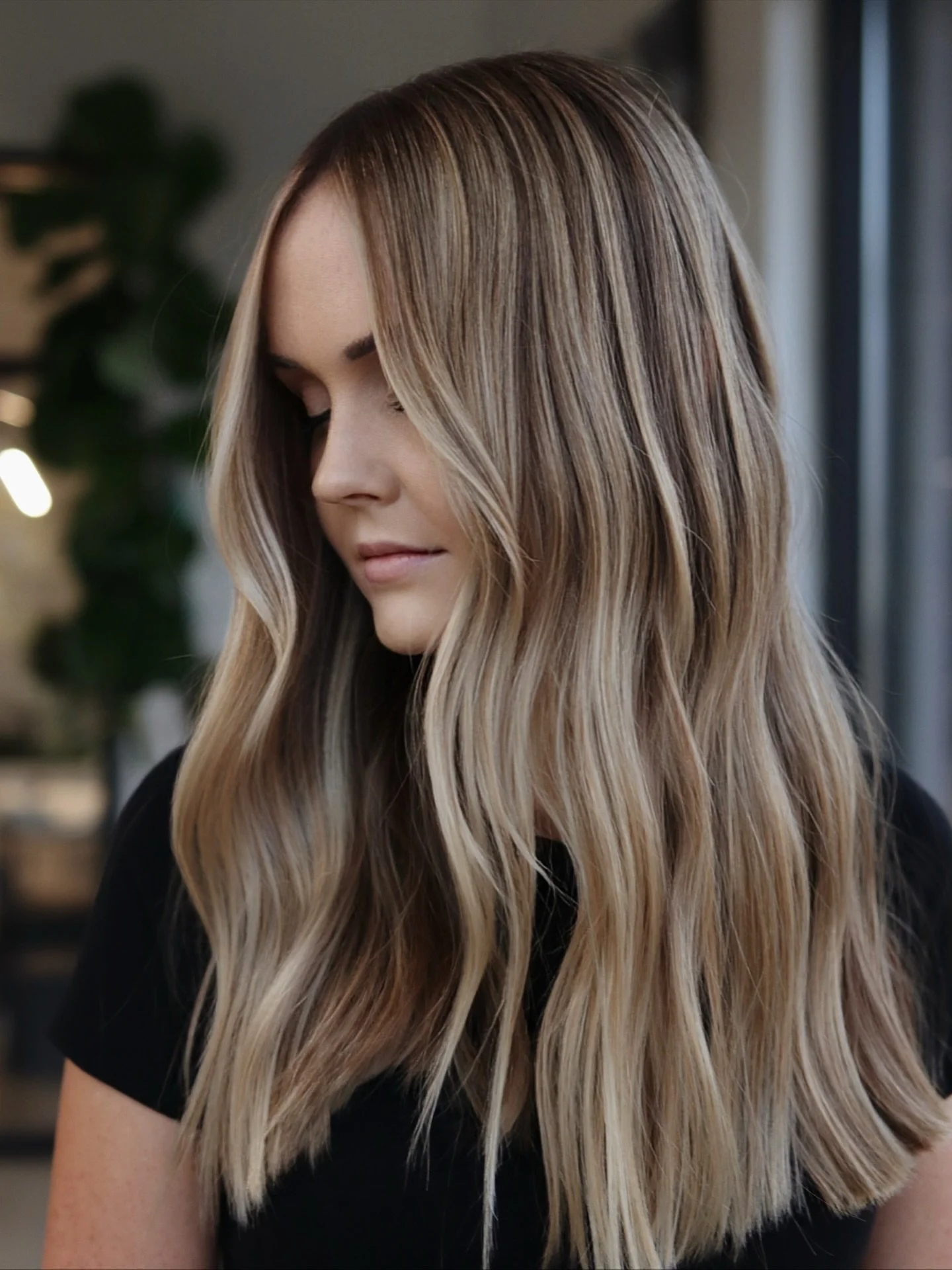 Everyone loves to talk about &ldquo;lived-in&rdquo; blonde&hellip; but what does that actually mean? 

Here at Mane, for a &ldquo;lived-in&rdquo; look, we focus on creating a final product that is blended, dimensional, and low upkeep for our guests. 