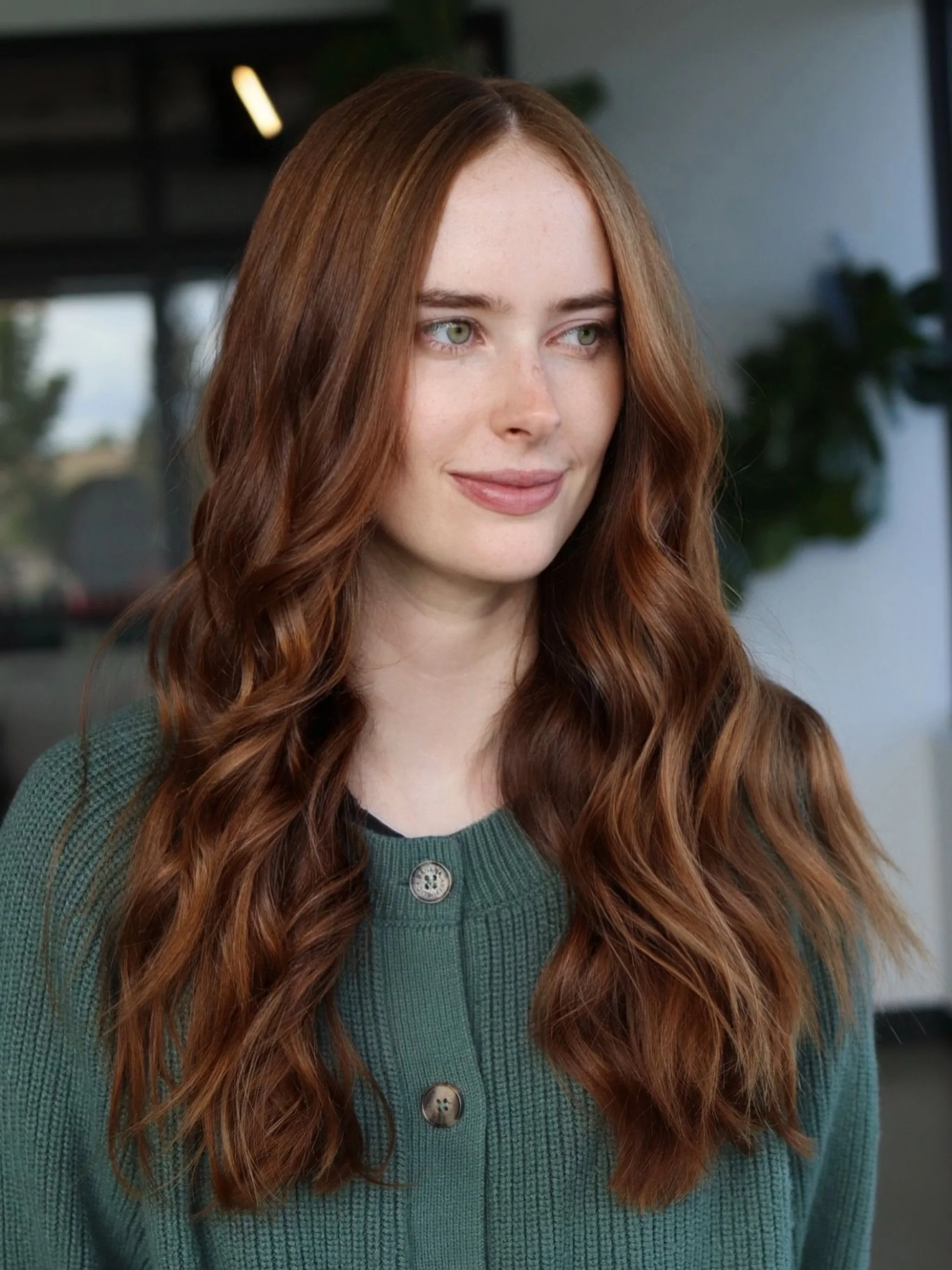 If you have red hair, read this before summer ☀️❤️

Red hair is beautiful&hellip; but it&rsquo;s also one of the hardest colors to maintain during the summer months.

1. The sun fades red faster than almost any other hair color.
Those rich copper, au