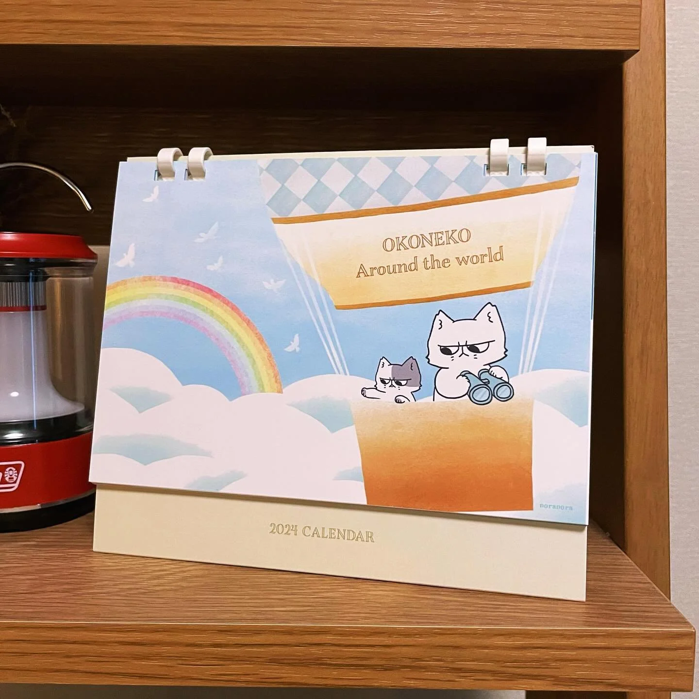お久しぶりです🍀今年ももう12月&hellip;年の瀬といえばの、2024年版OKONEKOカレンダーができました☺️
テーマは「OKONEKO Around the world」🌏!!おこねことちびおこが世界中を巡ります🎵

BASEにて販売中です!!

#okoneko #2024 #calendar #cat #catlovers #catsofinstagram #catillustration #illustration #aroundtheworld #handmade  #お