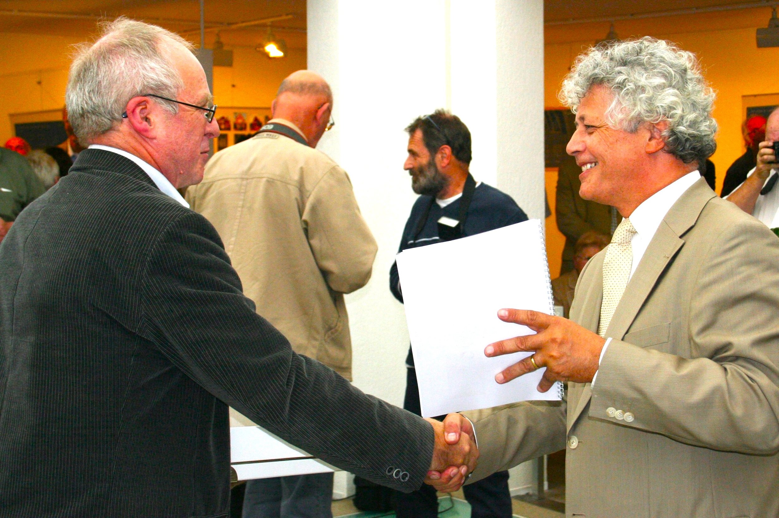 Overhandiging boek jonge monumenten