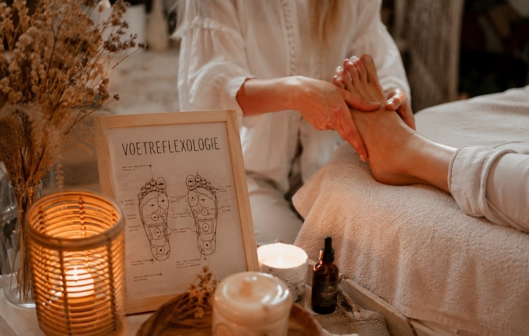 De Witte Cocon_Reiki_Chakra Voetmassage_Tarot_Zigeuner kaarten _ Een spiegel naar jezelf