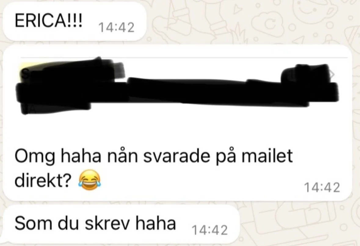 Skärmdump av ett meddelande från en kund till copywriter, med texten "ERICA!!!" och ett samtal där någon frågar "Omg haha vilken svarade på mailet direkt?" med en skrattande emoji.