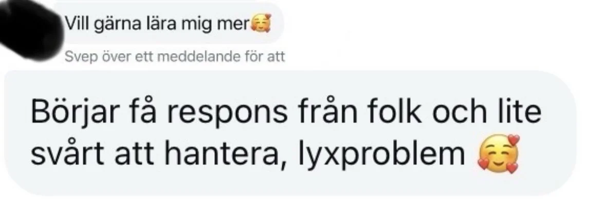 Skärmdump av ett meddelande där kund till copywriter skriver 'Vill gärna lära mig mer' och en annan person svarar 'Börjar få respons från folk och lite svårt att hantera, lyxproblem'.