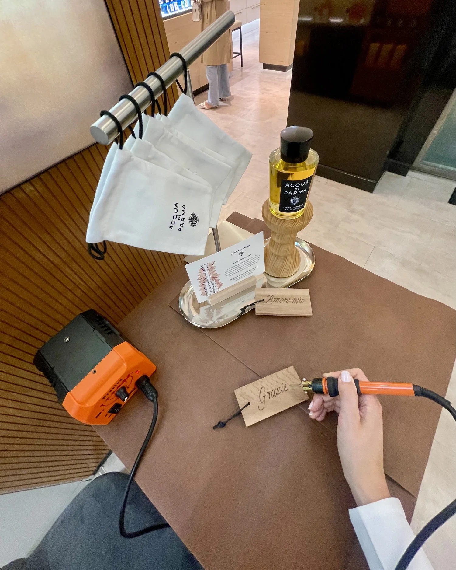 Lisa bei der Arbeit an einer individuellen Personalisierung