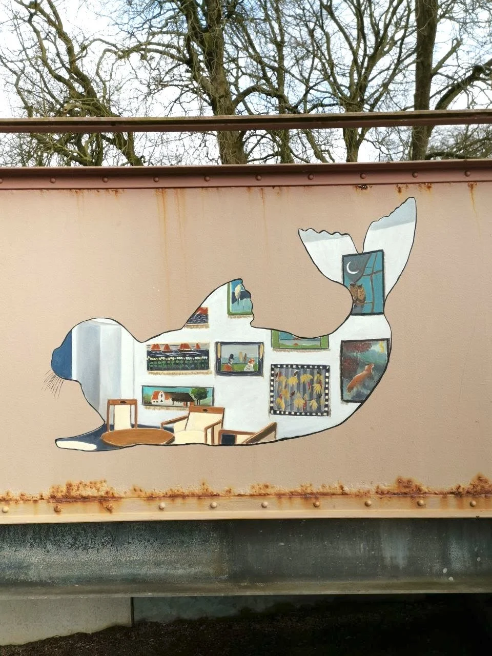 Streetart-Robbe am Museumsberg. In ihrer Silhouette befindet sich ein Raum aus dem Hans-Christansen-Haus.