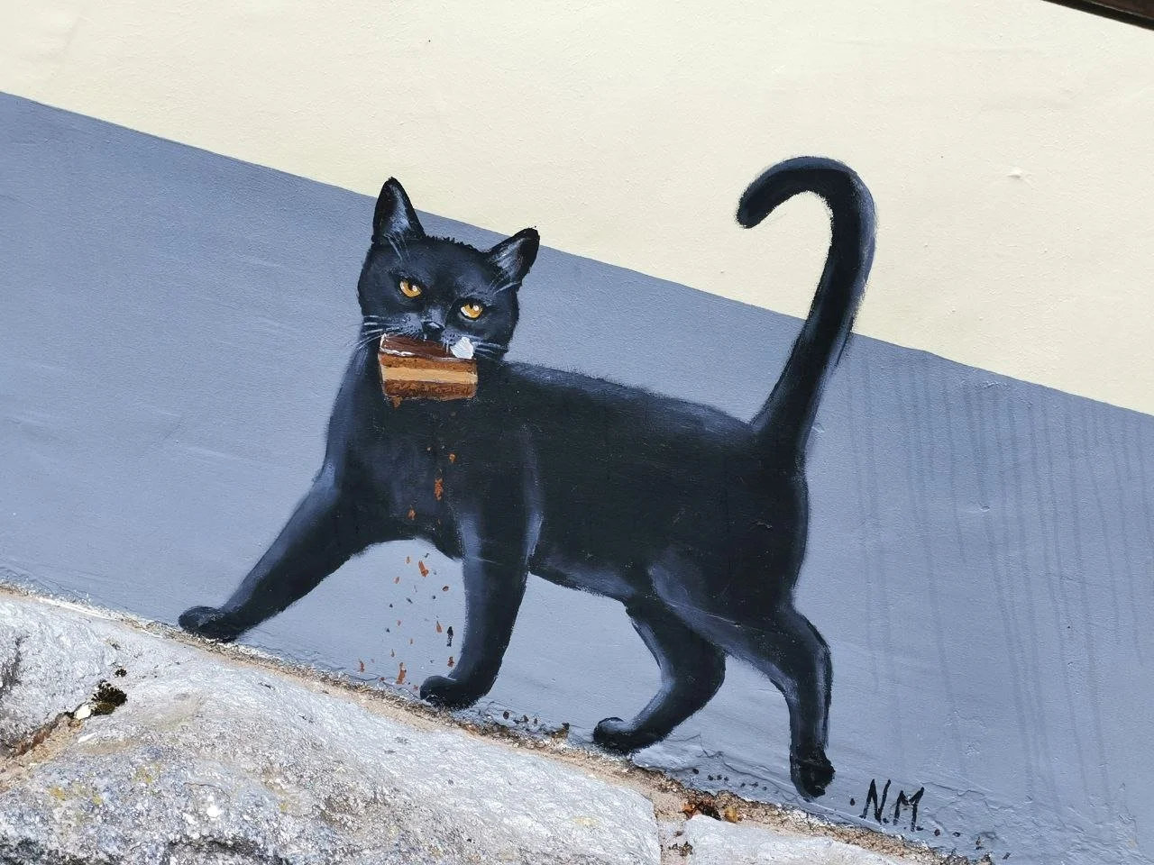 Die schwarze Katze Marientreppe in Flensburg. Von der Katzenmalerin N.M Flensburg. Galerie der Miezen