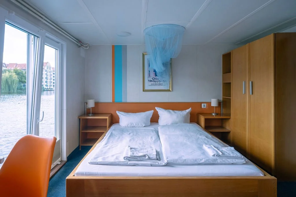 Großes Bett und Fenster