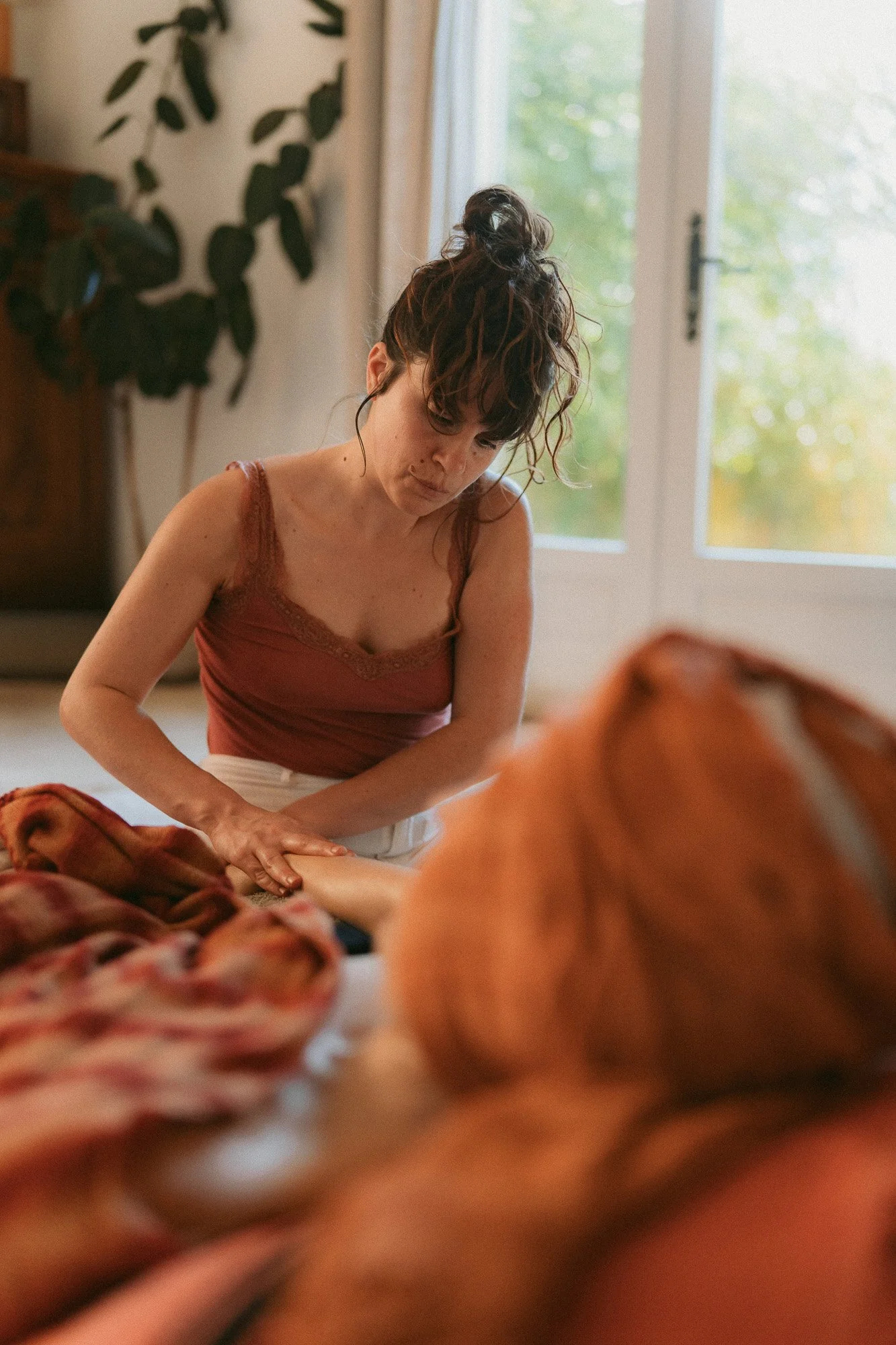 pauline prodigue un massage bras epaules relaxant à l'huile chaude