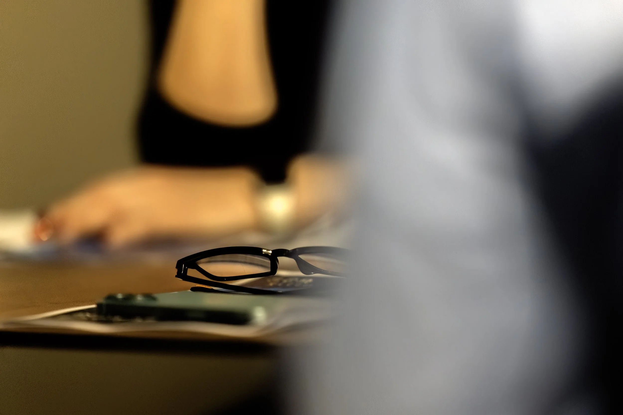 miljøbilde av briller og telefon