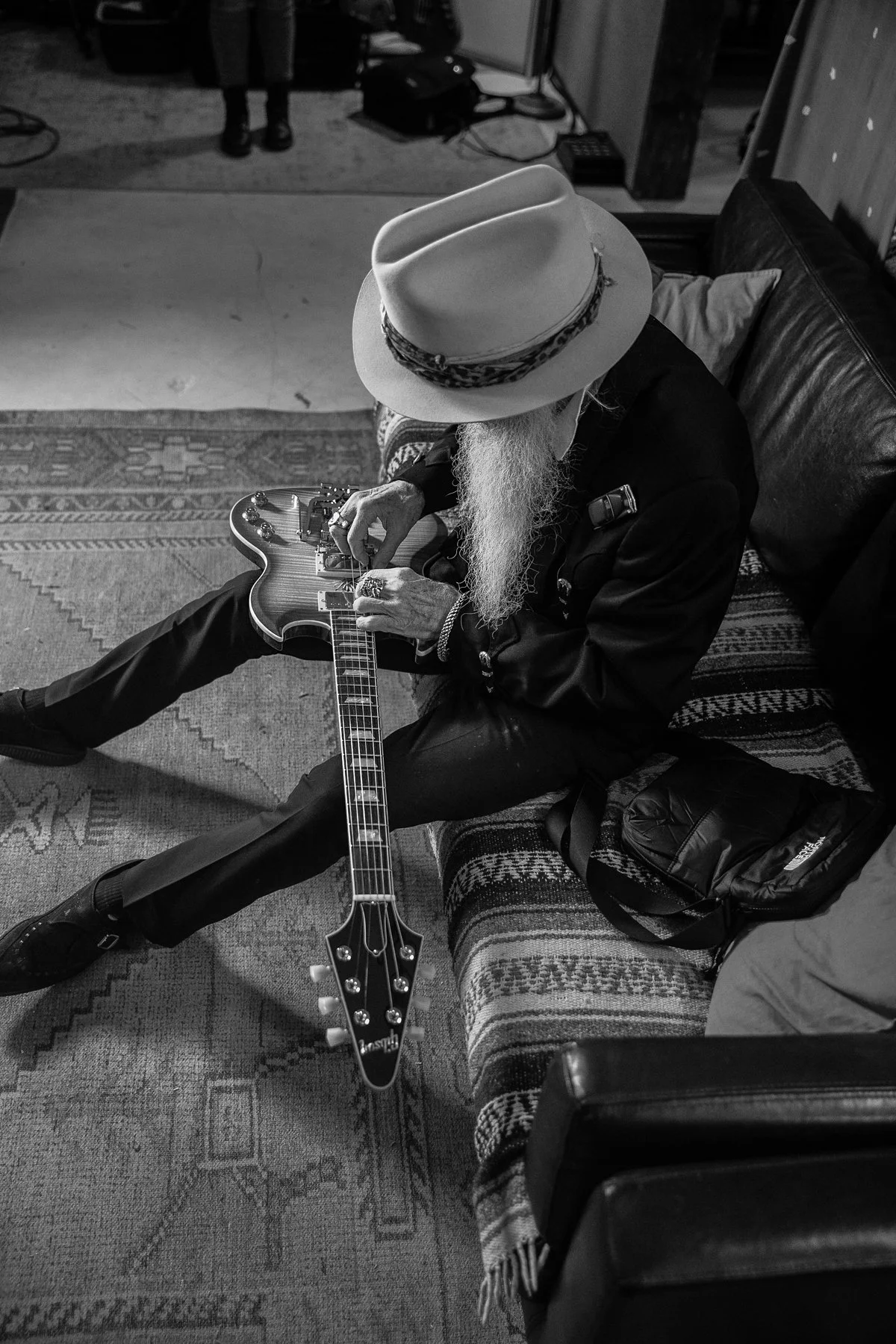 Billy Gibbons of ZZ Top restringing his Gibson guitar