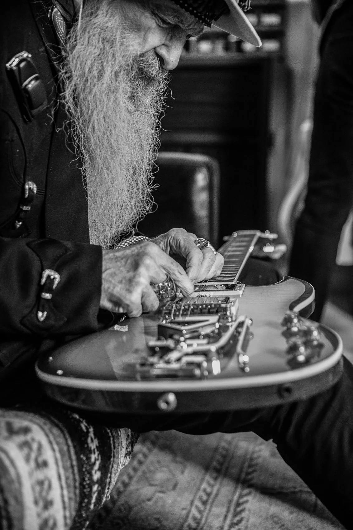 Billy Gibbons of ZZ Top restringing his Gibson guitar