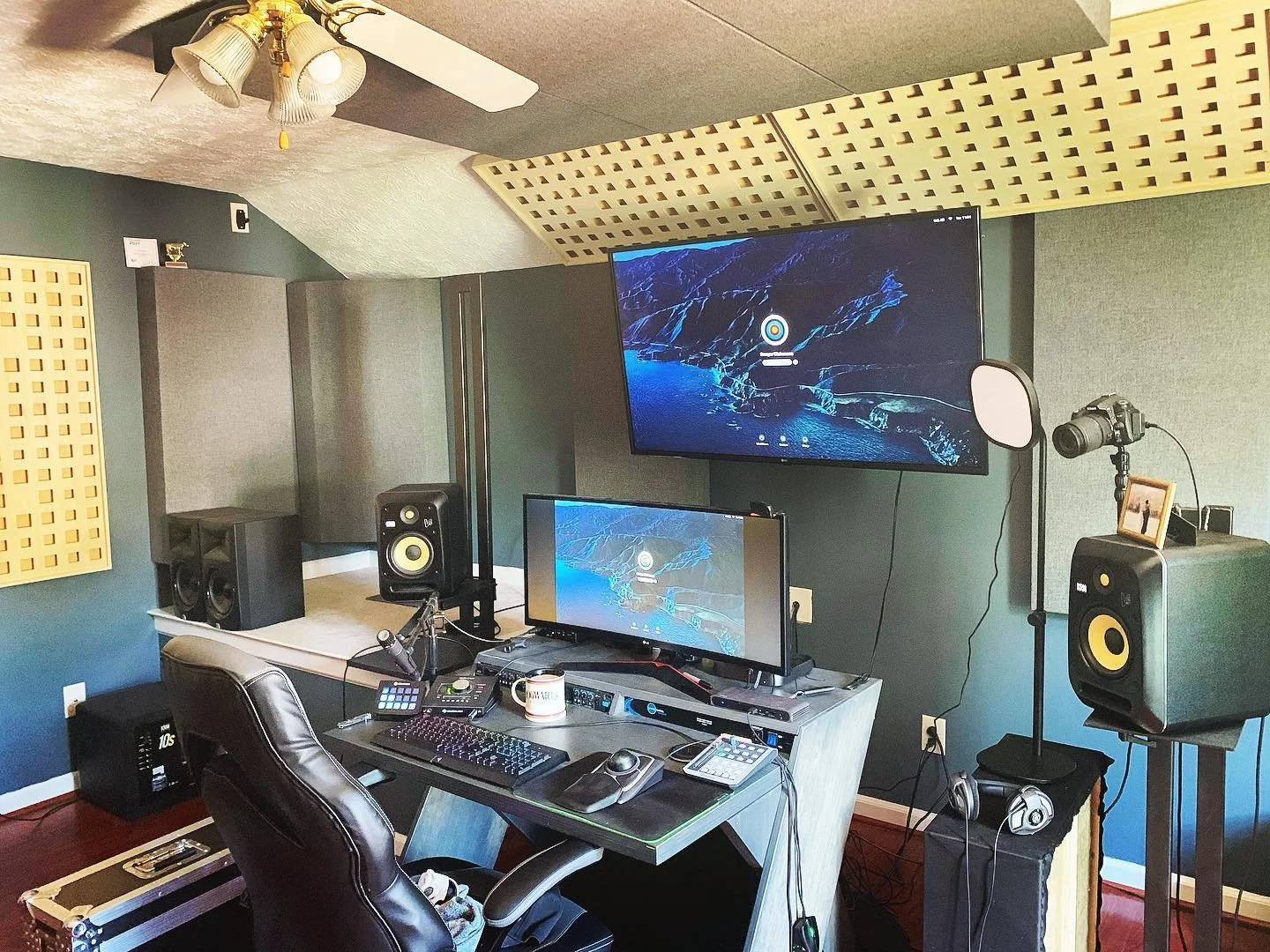 @sawyer.wav made great use of our Omni Traps, Broad Bass Traps, Massive Corner Bass Traps, and MSD Diffusers in his above the garage studio! Look how he utilizes the adjustable stand to level the speaker on the floor bump out. Great work man! Thanks 