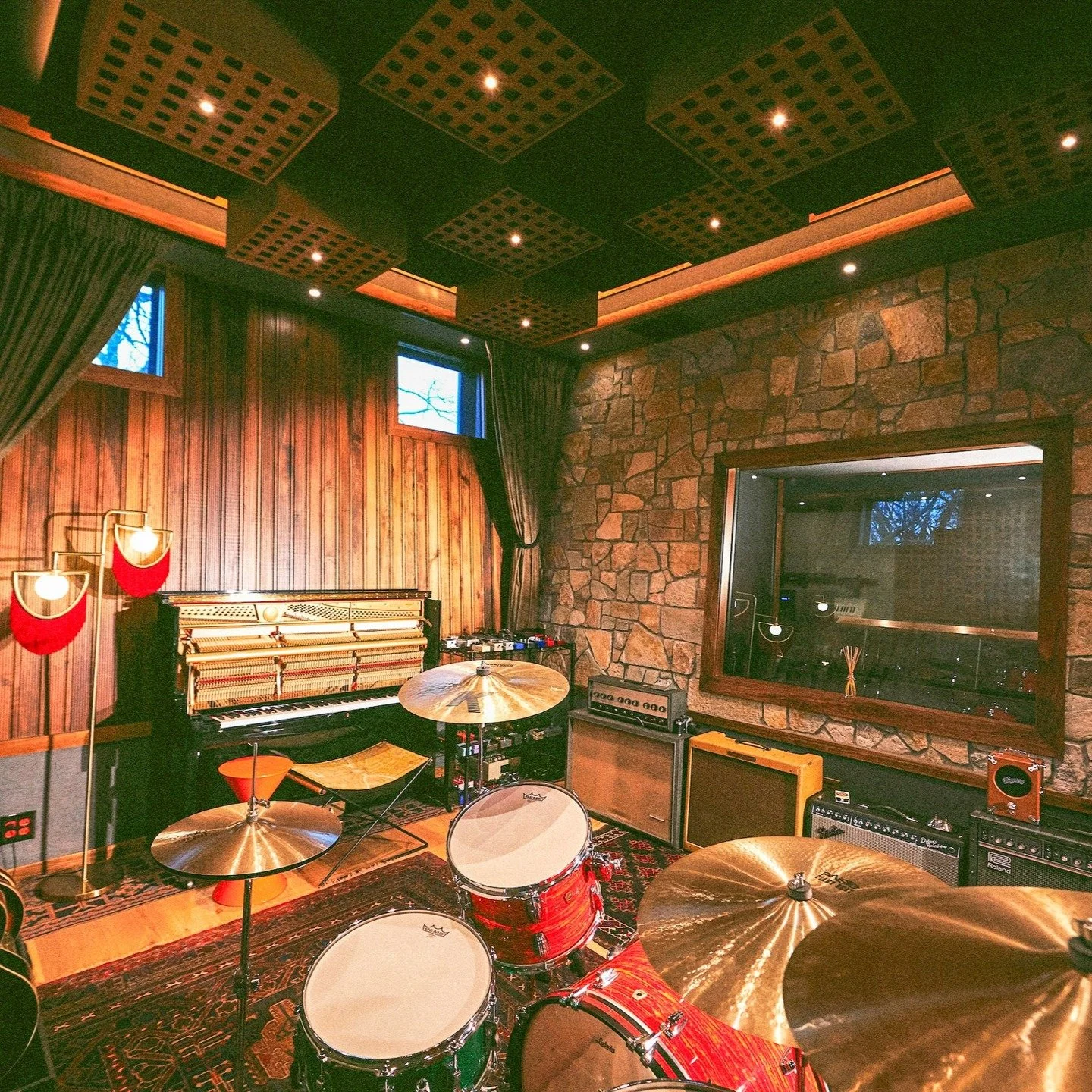 🎸 Nick Wheeler Backyard Studio
📍 East Nashville, TN
🏗️ Completed 2022 | 750 SF   @nickolas_wheeler @wheelhousestudionashville
@wunderaudio @pmcspeakers

Yes &mdash; that Nick. From The All-American Rejects.

What do you do when you&rsquo;ve tracke