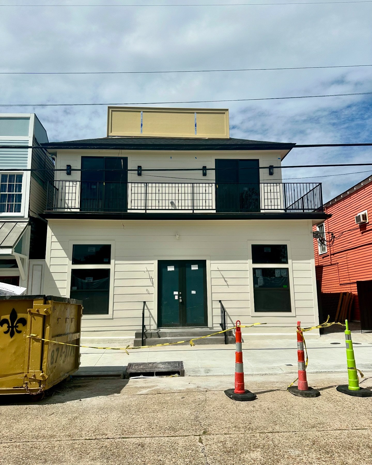 LOADING 🔄 An exterior transformation

We can&rsquo;t wait for the final before and after of this 6,800 sq ft project! 🛠️

#construction #nola #nolaliving #nolahomes #contractor #renovation #modern #transformation #moderndesign #modernhome