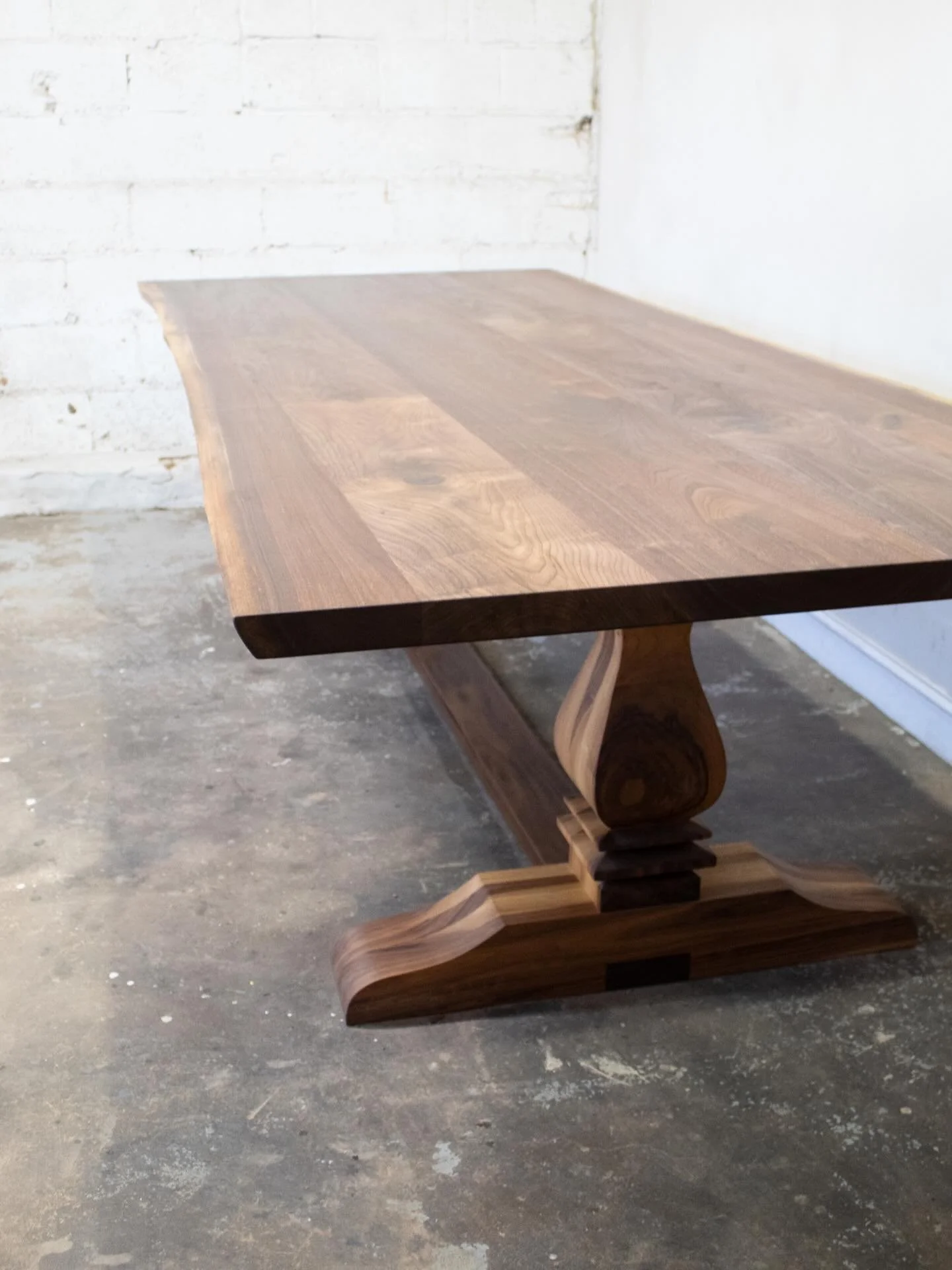 Live edge double pedestal table in solid walnut. // 🌳