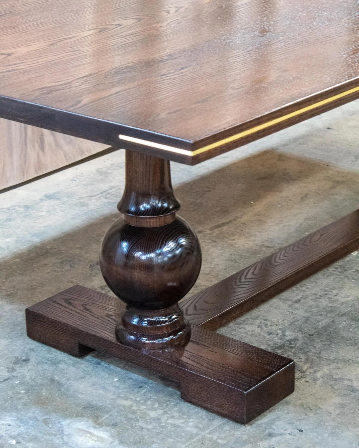 Custom turned pedestal table w/ brass edge inlay in espresso oak w/ high gloss finish. // 🤩🌟