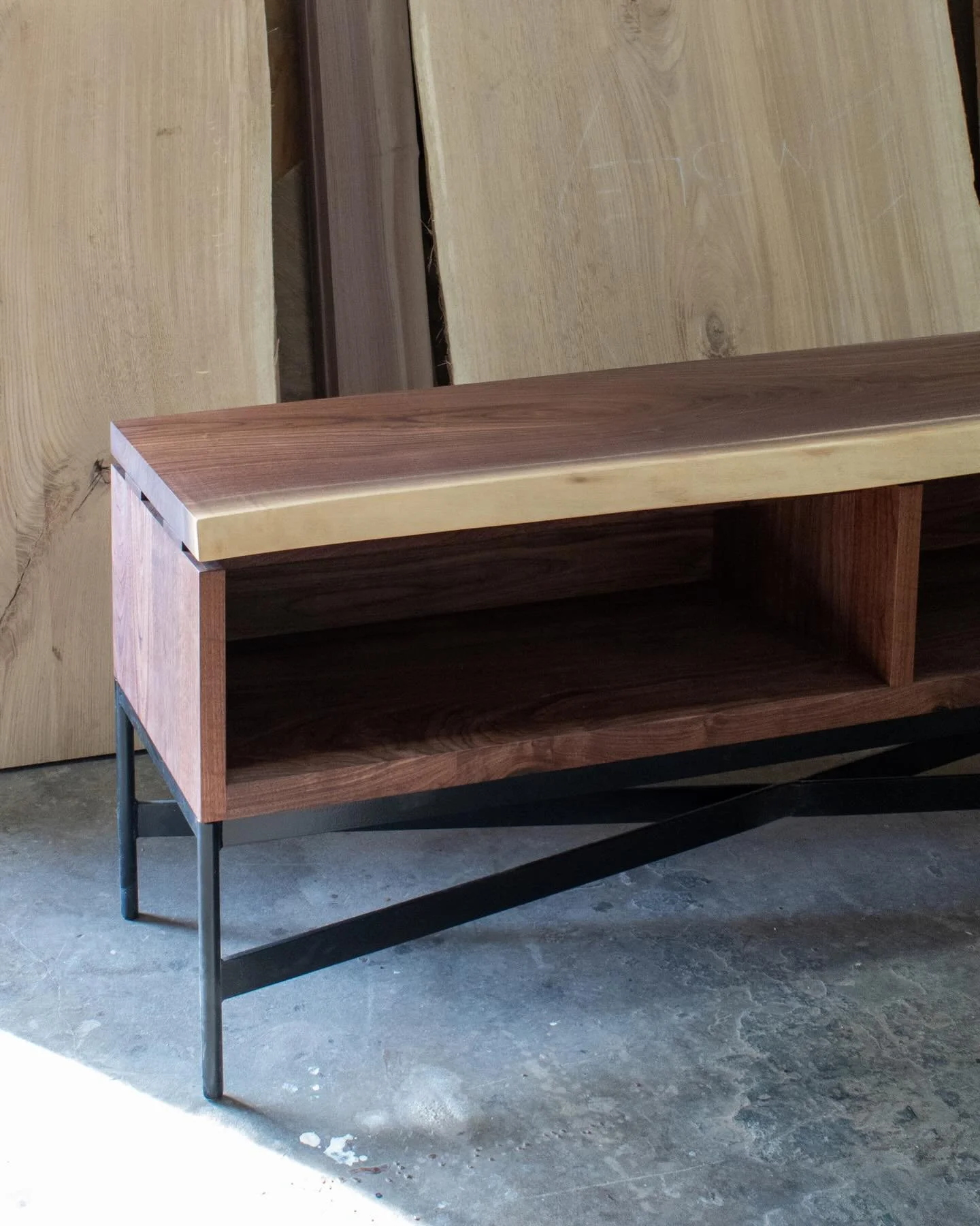 Live edge and steel media unit. // simple and clean 🧼 // 🌳
