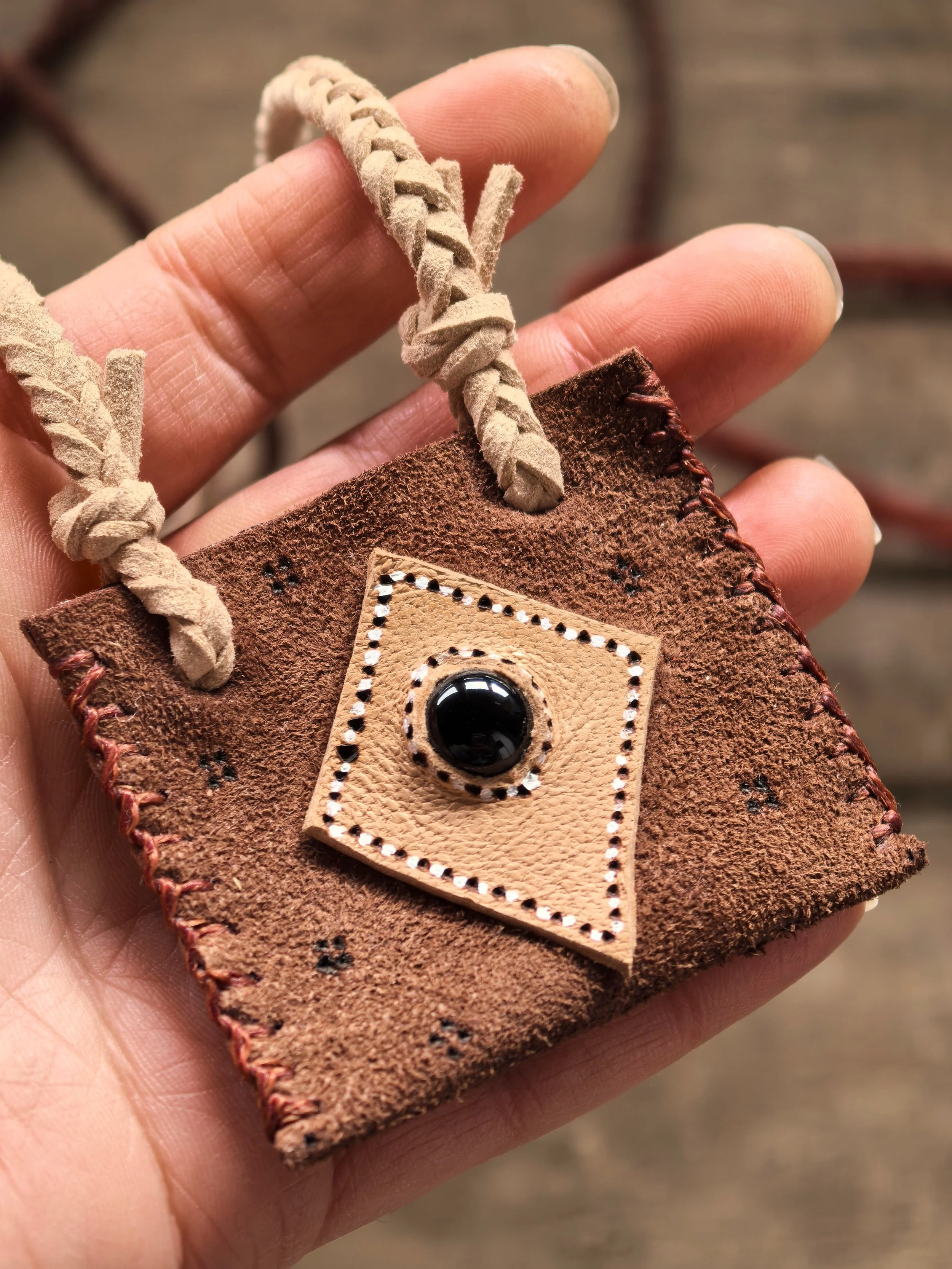 Handmade medicine pouch with crystal and herbs/Ръчноправена торбичка талисман с кристал и билки