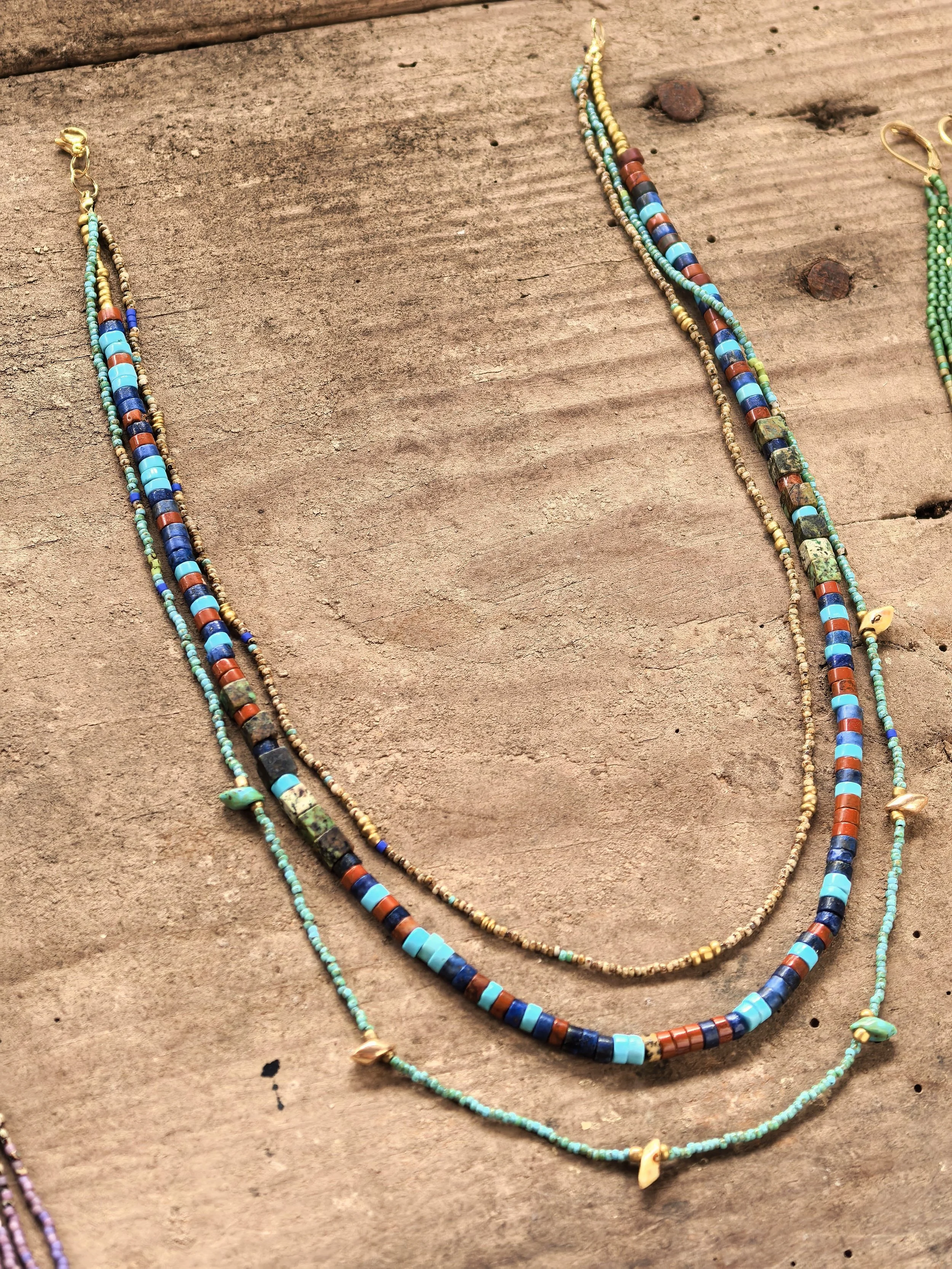 Crystal and glass beads necklace/ Многослойно колие с камъни и стъклени мъниста и фини златиси разделители