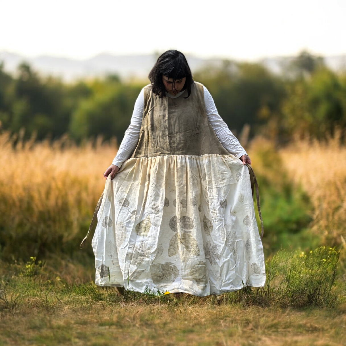 PLANT DYED AND ECO PRINT COTTON APRON/Естествено обагрена престилка/рокля с растението ройбос и еко принт на листа 1 налична M/L