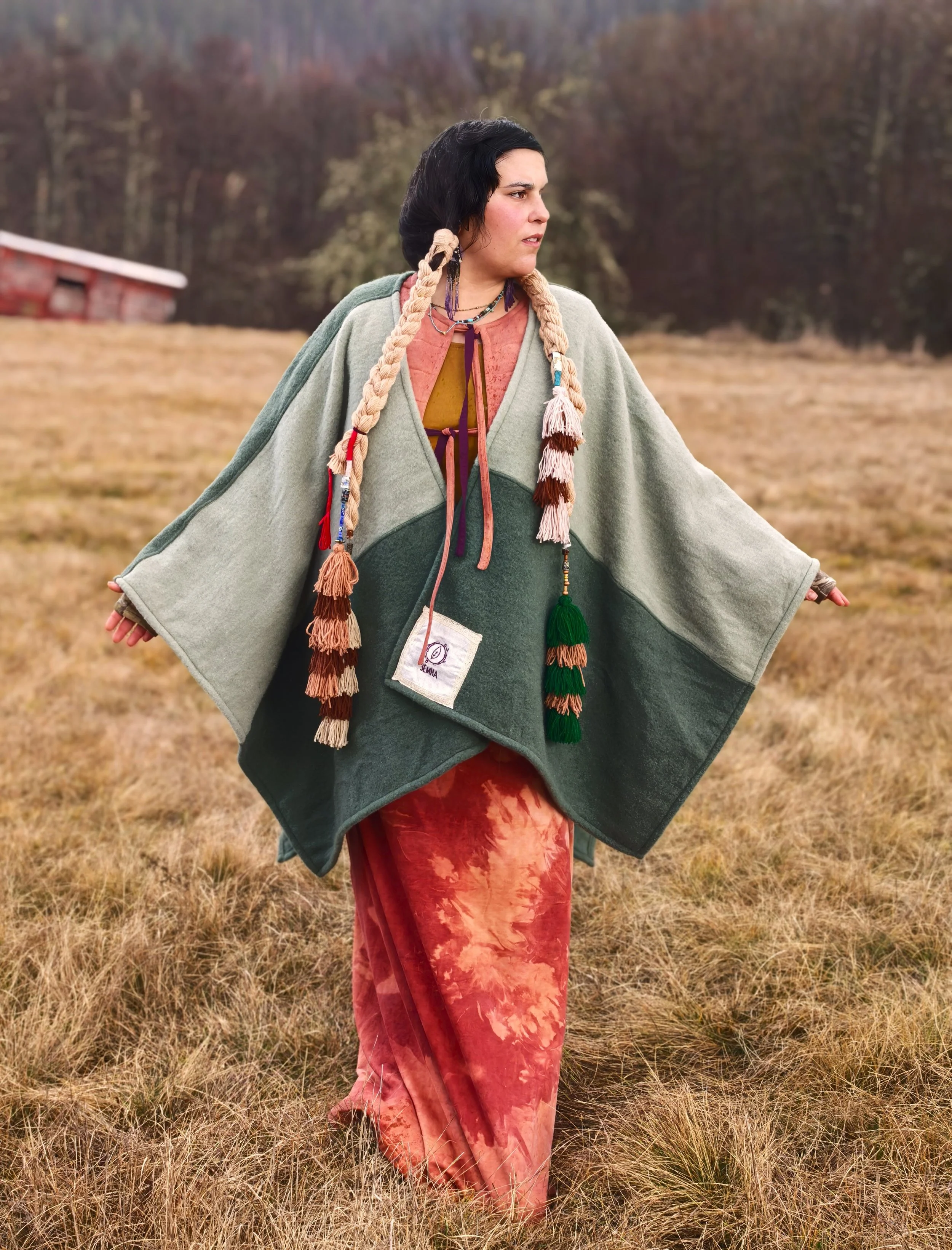 ZEMNA WOOL AND COTTON PONCHO/FOREST GREEN WITH ECO PRINT ON THE BACK/ПОНЧО ВЪЛНА И ПАМУК В ГОРСКО ЗЕЛЕНО С ЕСТЕСТВЕНО ОБАГРЕН ПРИНТ НА ГЪРБА/ПРОДАДЕНО SOLD OUT