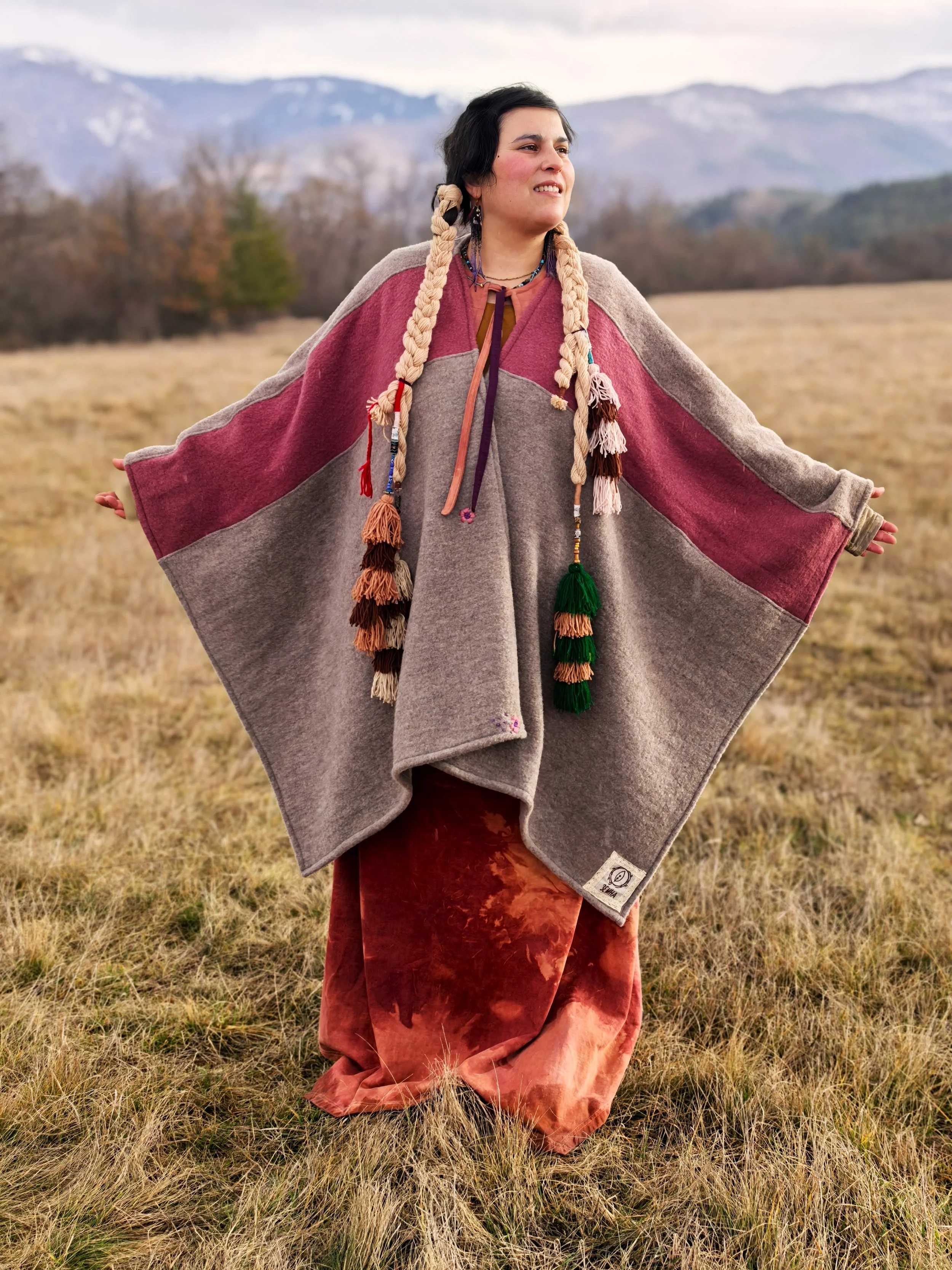 ZEMNA WOOL AND COTTON PONCHO/PINK -BEIGE WITH ECO PRINT ON THE BACK/ПОНЧО ВЪЛНА И ПАМУК В РОЗОВО И БЕЖОВО С ЕСТЕСТВЕНО ОБАГРЕН ПРИНТ НА ГЪРБА И РЪЧНА БРОДЕРИЯ НА ЦВЕТЕНЦА