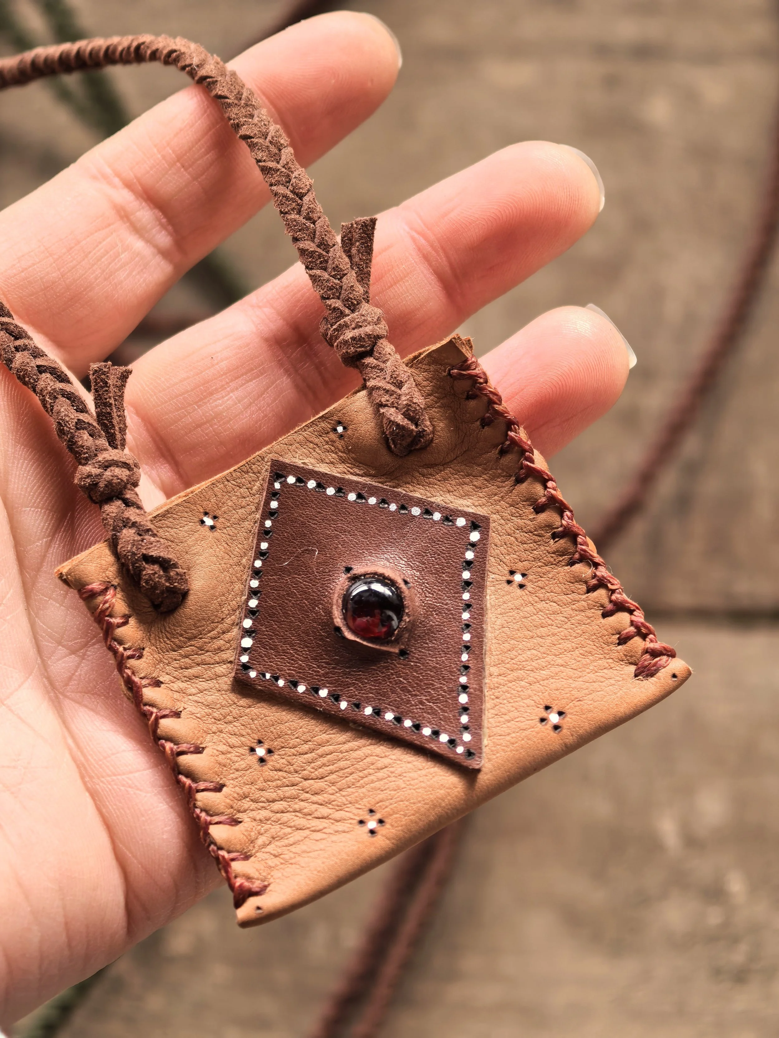 Handmade medicine pouch with crystal and herbs/Ръчноправена торбичка талисман с кристал и билки