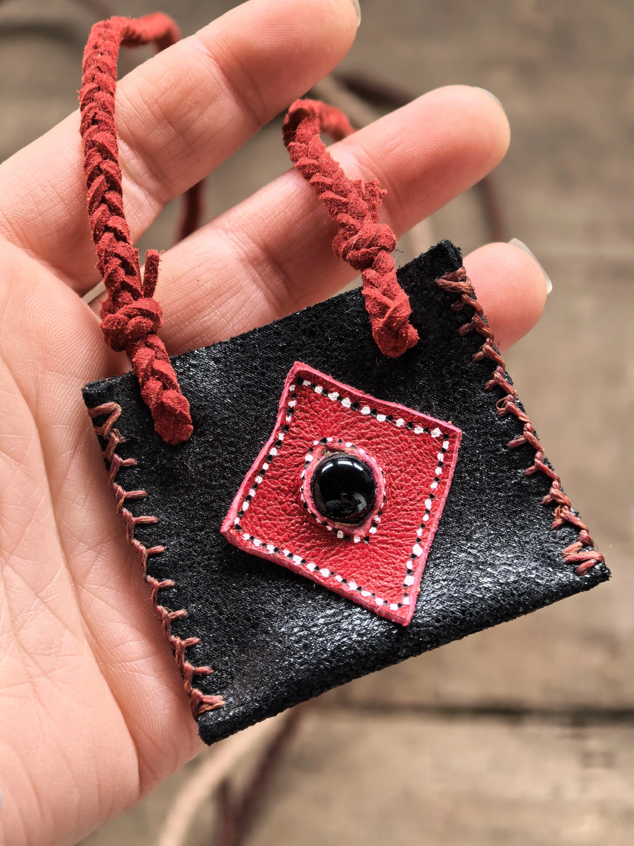 Handmade medicine pouch with crystal and herbs/Ръчноправена торбичка талисман с кристал и билки