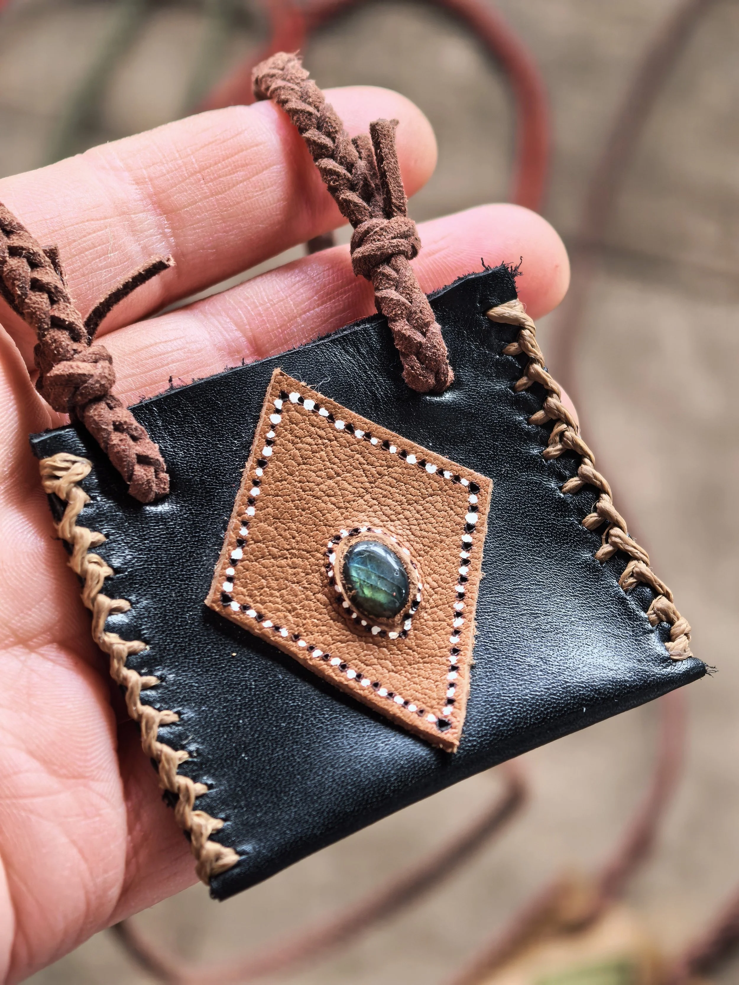 Handmade medicine pouch with crystal and herbs/Ръчноправена торбичка талисман с кристал и билки