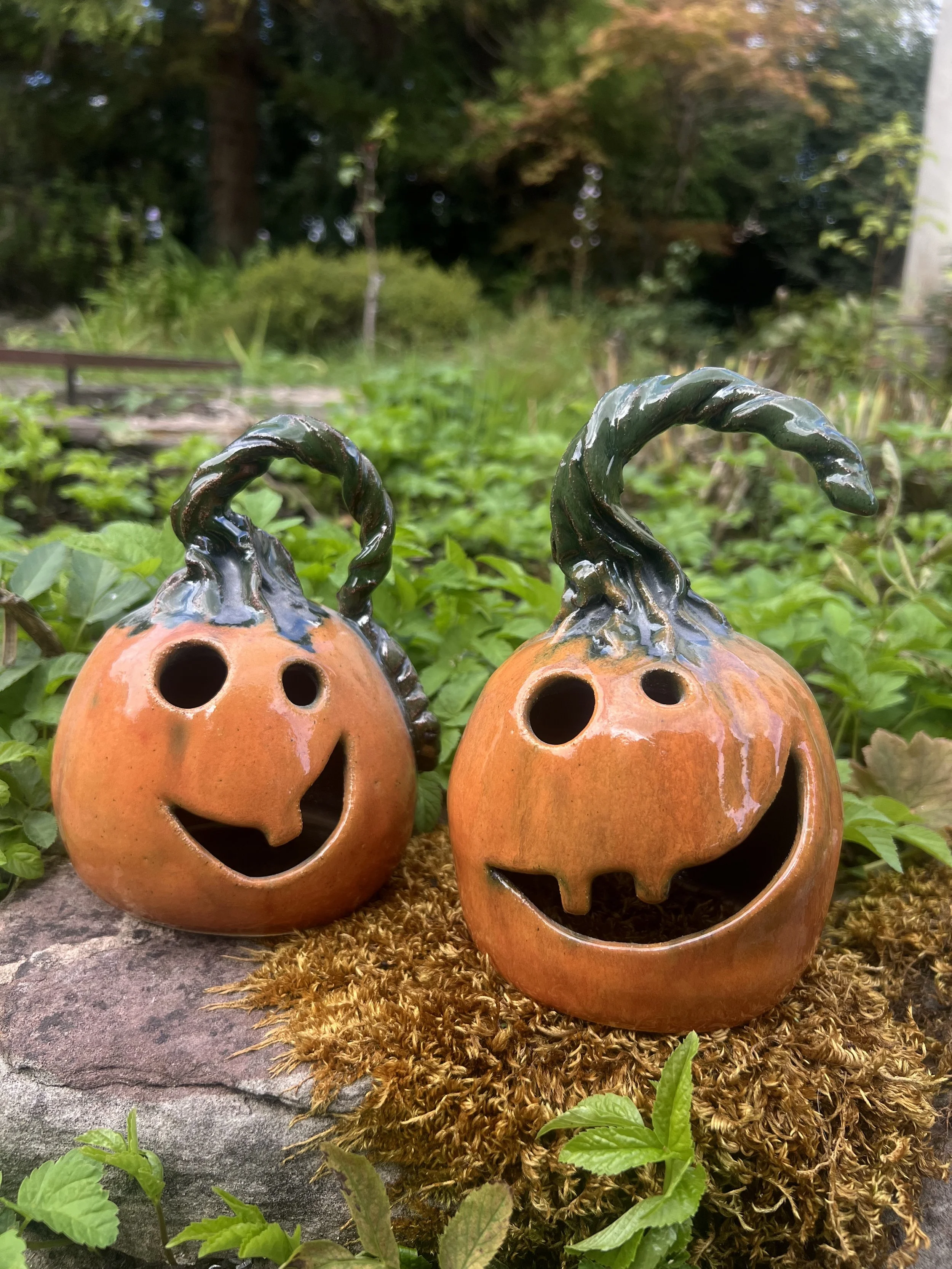 Jack-o'-lantern with handle