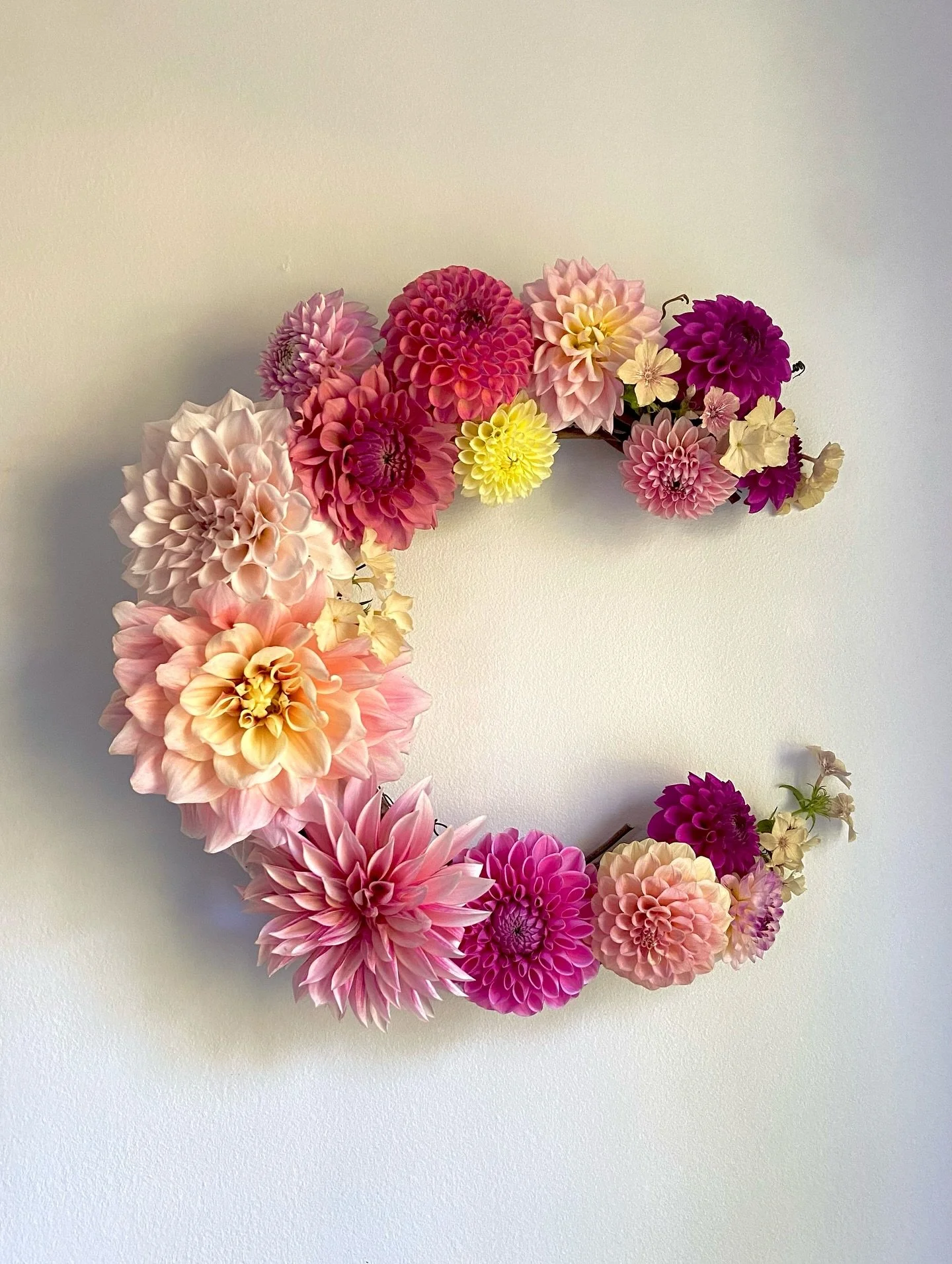 Thank you universe for not sending me any October weddings this year and instead sending me time. Time to create with my dahlias just because I can and want to. Time to freelance for my flower friends @sunkissed_stems and @berkinflowers. Time to plan
