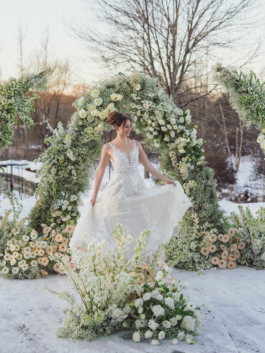 What&rsquo;s more luxe than a natural coating of snow and an icy blue sky to match your color palette?! Who else thinks it&rsquo;s time to lean into winter weddings?? ❄️

Photographer: @nicholasyeephotography
Host: @styledshootsacrossamerica
Planning