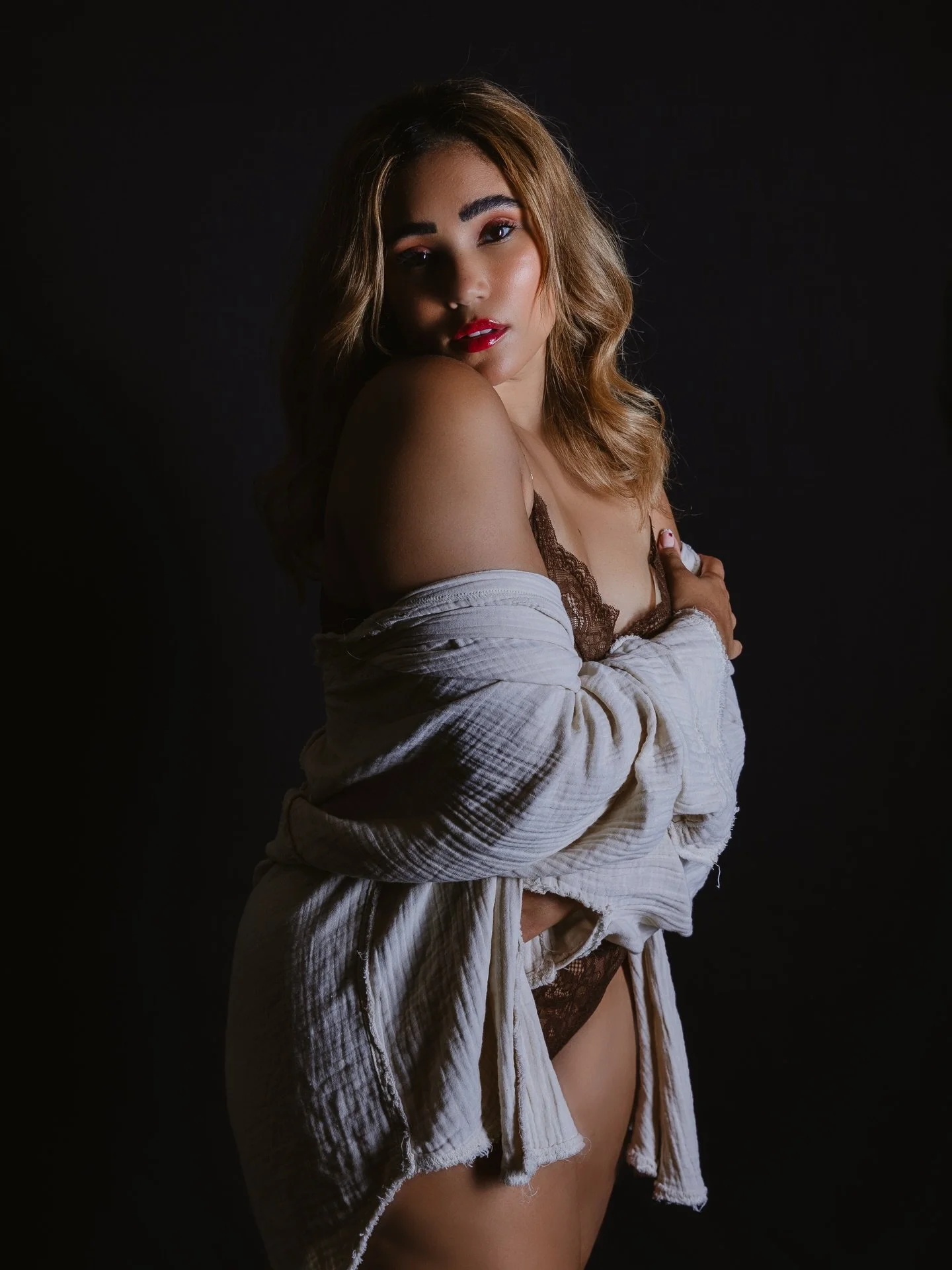 I love the little soft touches of a cardigan/jumper ✨ it brings something a little softer to a shoot.

What accessories are you bringing to your next shoot? 😍

#ukboudoirphotographer #bodypositivephotographer #bridalboudoir #norfolkboudoirphotograph