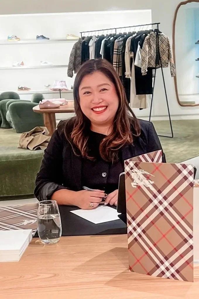 live illustrator creating luxury live fashion illustrations of guests at Burberry Sydney for mother's day