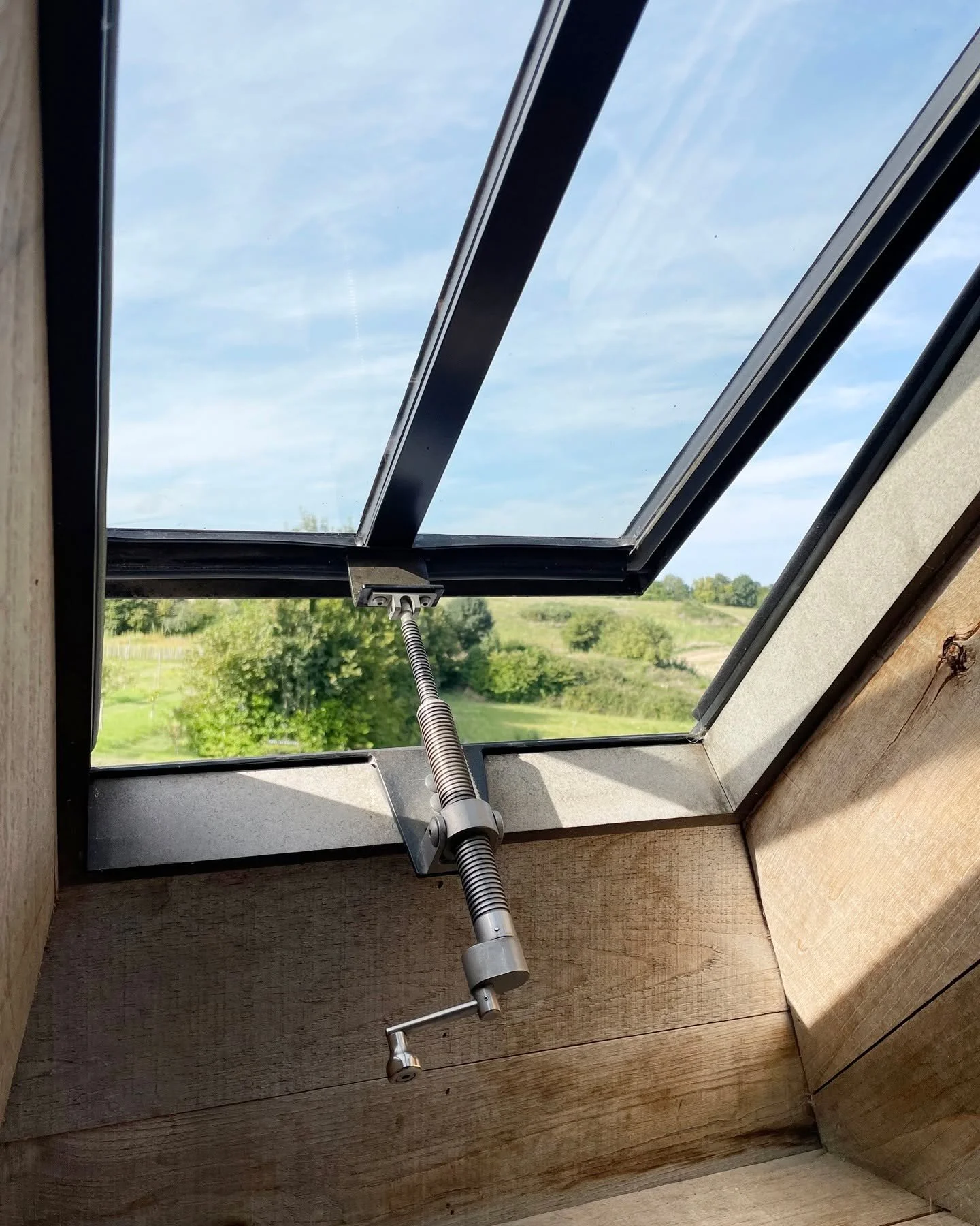 Int&eacute;rieur bois en Bretagne @maisonsdebricourt @bachmannassocies #fenetredetoit #manivelle #patrimoine