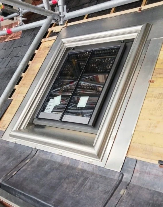 R&eacute;novation du Palais de Justice de Paris avec des ch&acirc;ssis sur mesure avec un habillage en cuir &eacute;tam&eacute; - merci @groupebalas_ de sa confiance #fenetredetoit #patrimoine #monumenthistorique