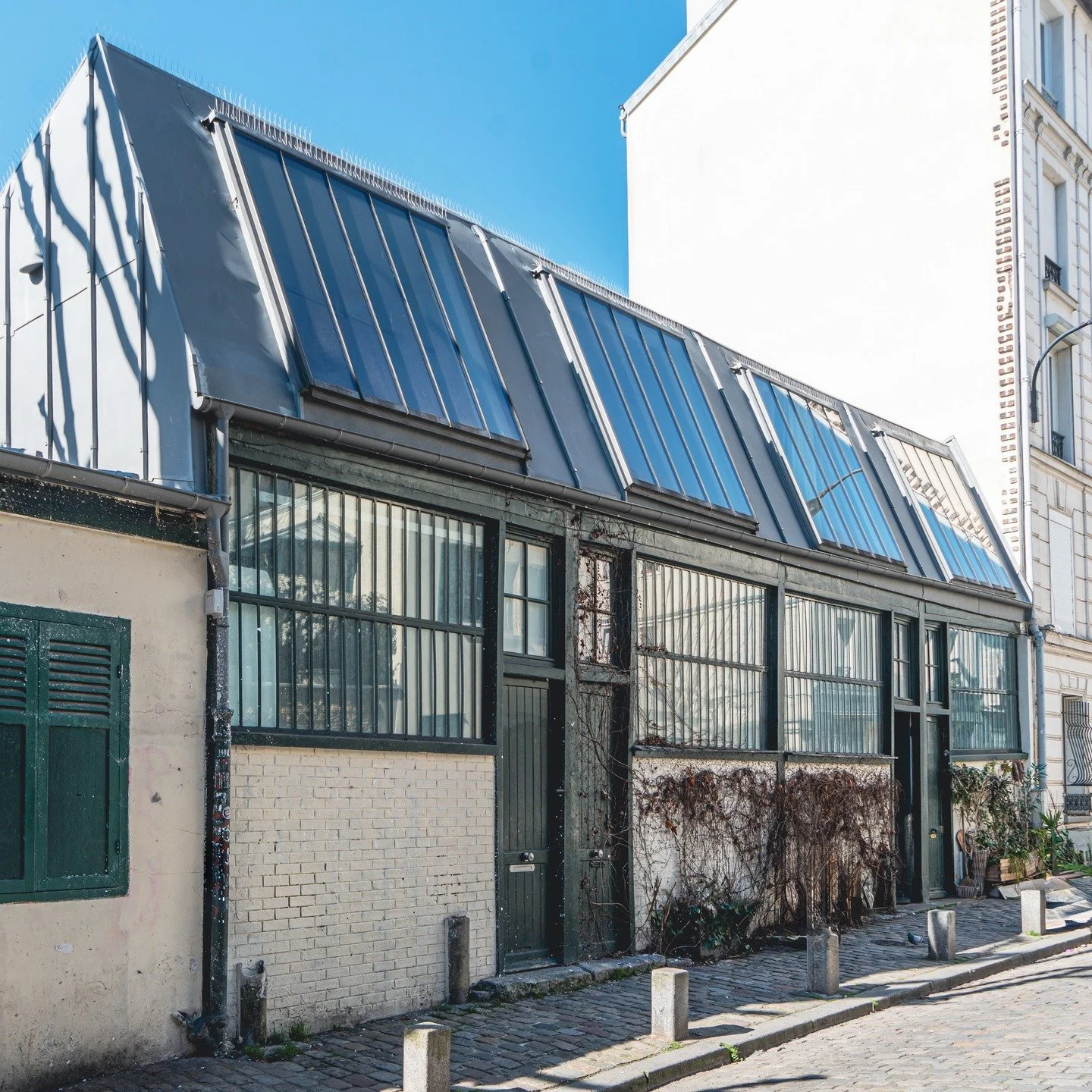 Grande verri&egrave;res fixes sur un ancien atelier d'artiste &agrave; Montmartre #castpmr #verrieredetoit #patrimoine #acier
