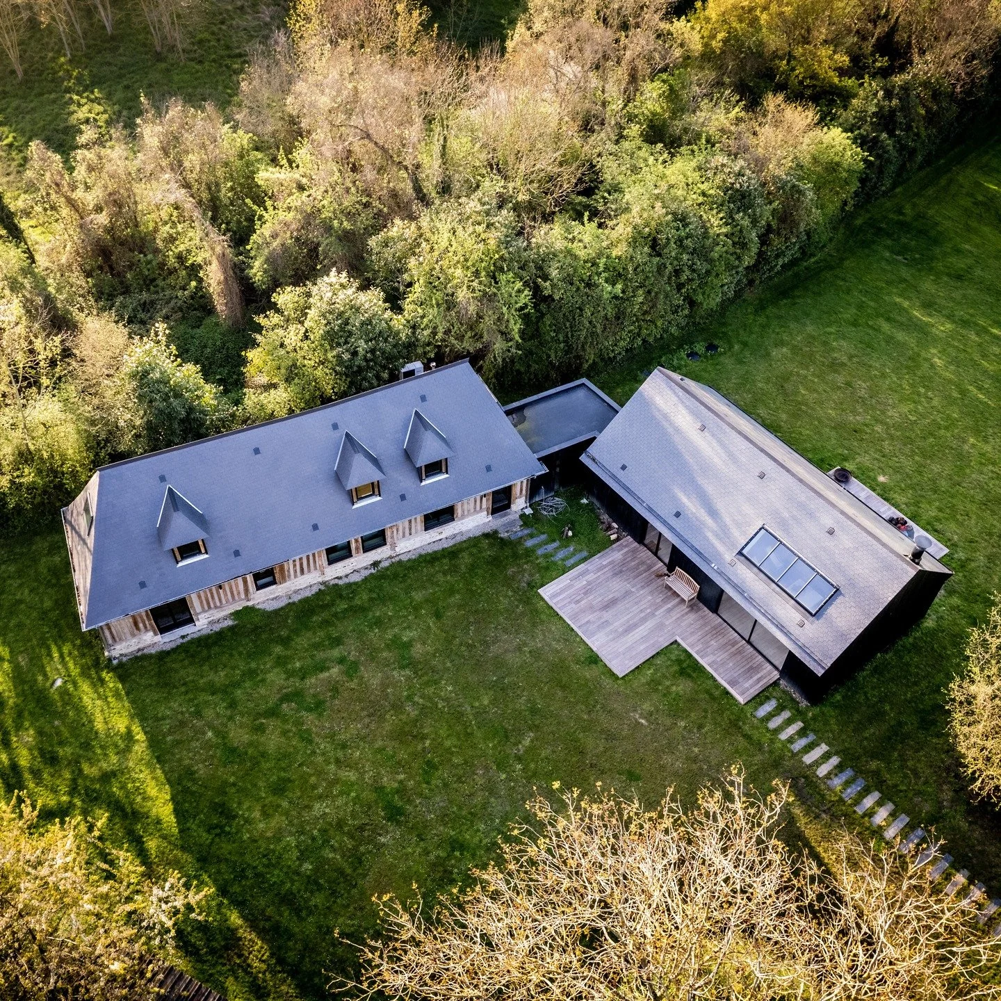 Verri&egrave;re Vitral pos&eacute;e sur l'extension d'une maison normande traditionnelle #vitral #verrierealuminium #lumierezenithale