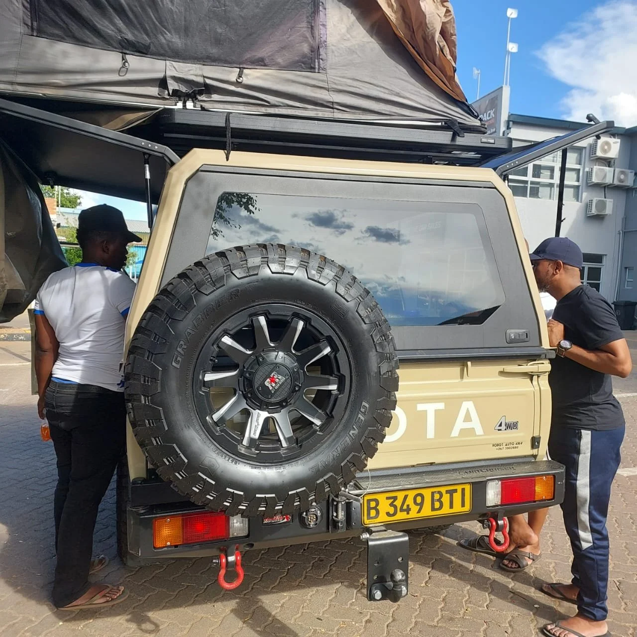 Toyota Land Cruiser Twin Cap