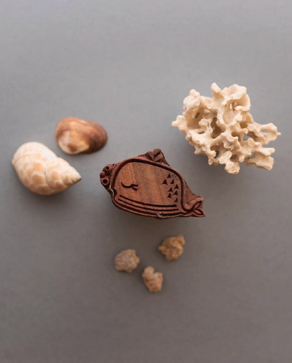 Tout a commenc&eacute; avec ce petit tampon en bois sculpt&eacute; &agrave; la main 🐋
Une baleine paisible, douce et protectrice&hellip; symbole de lien et d&rsquo;aventure. ☀️ 

C&rsquo;est gr&acirc;ce &agrave; elle que la collection Moana est n&ea