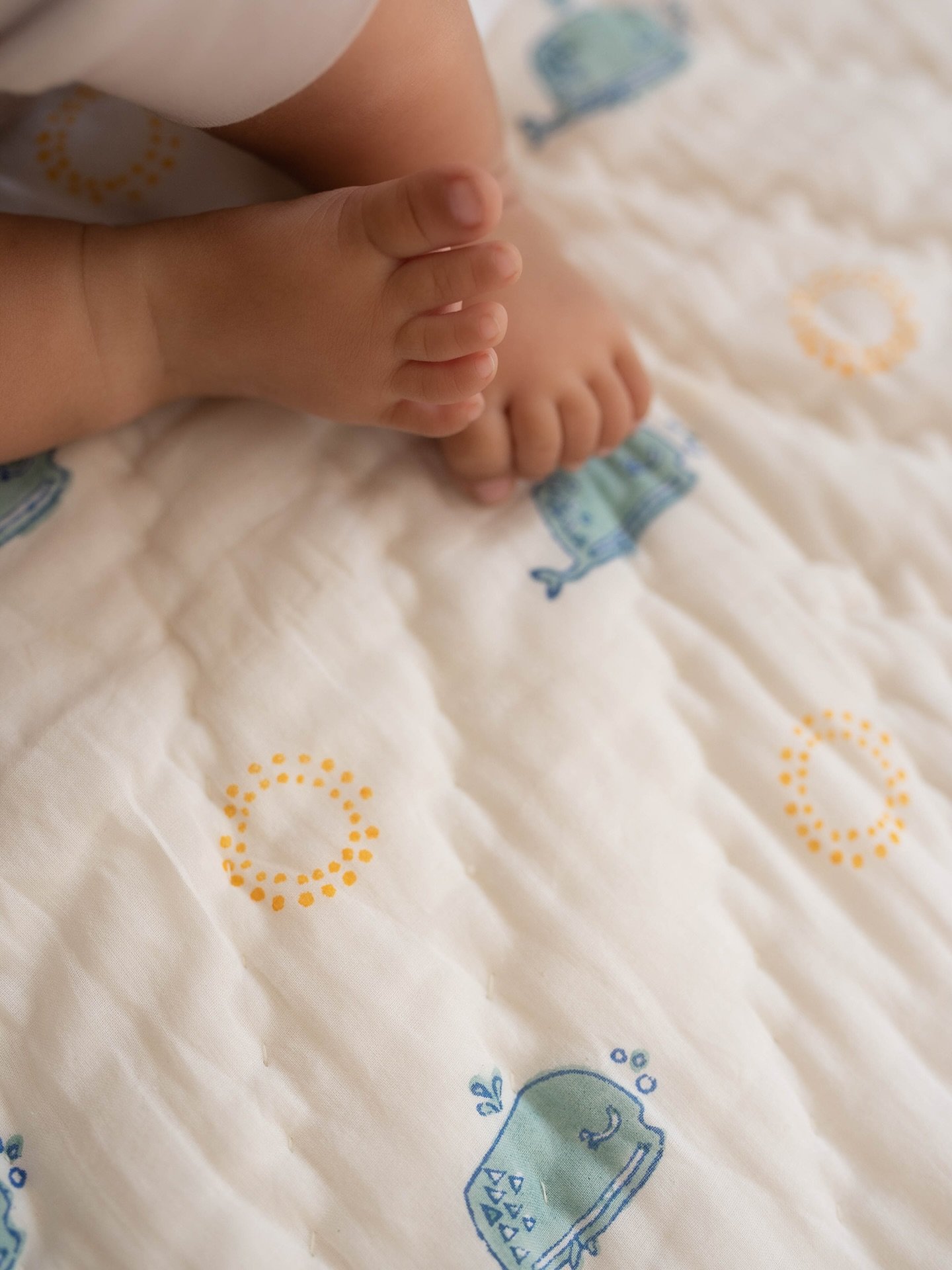 🇫🇷 D&eacute;couvrez la collection Moana 🐋☀️
Quilts douillets, langes l&eacute;gers, matelas &agrave; langer nomades, jolis bavoirs, trousses de toilette et oreillers&hellip;
L&rsquo;univers Moana vous invite &agrave; plonger dans un monde de tendr